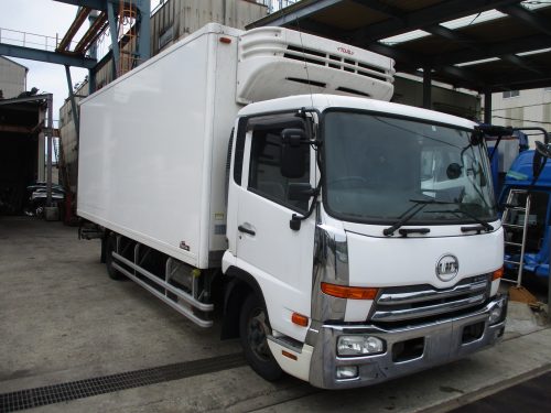 中型ワイド冷凍車格納付き