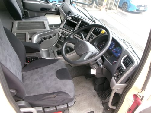 キャビン クオン QKG-CV5XA マニュアル 3ペダル