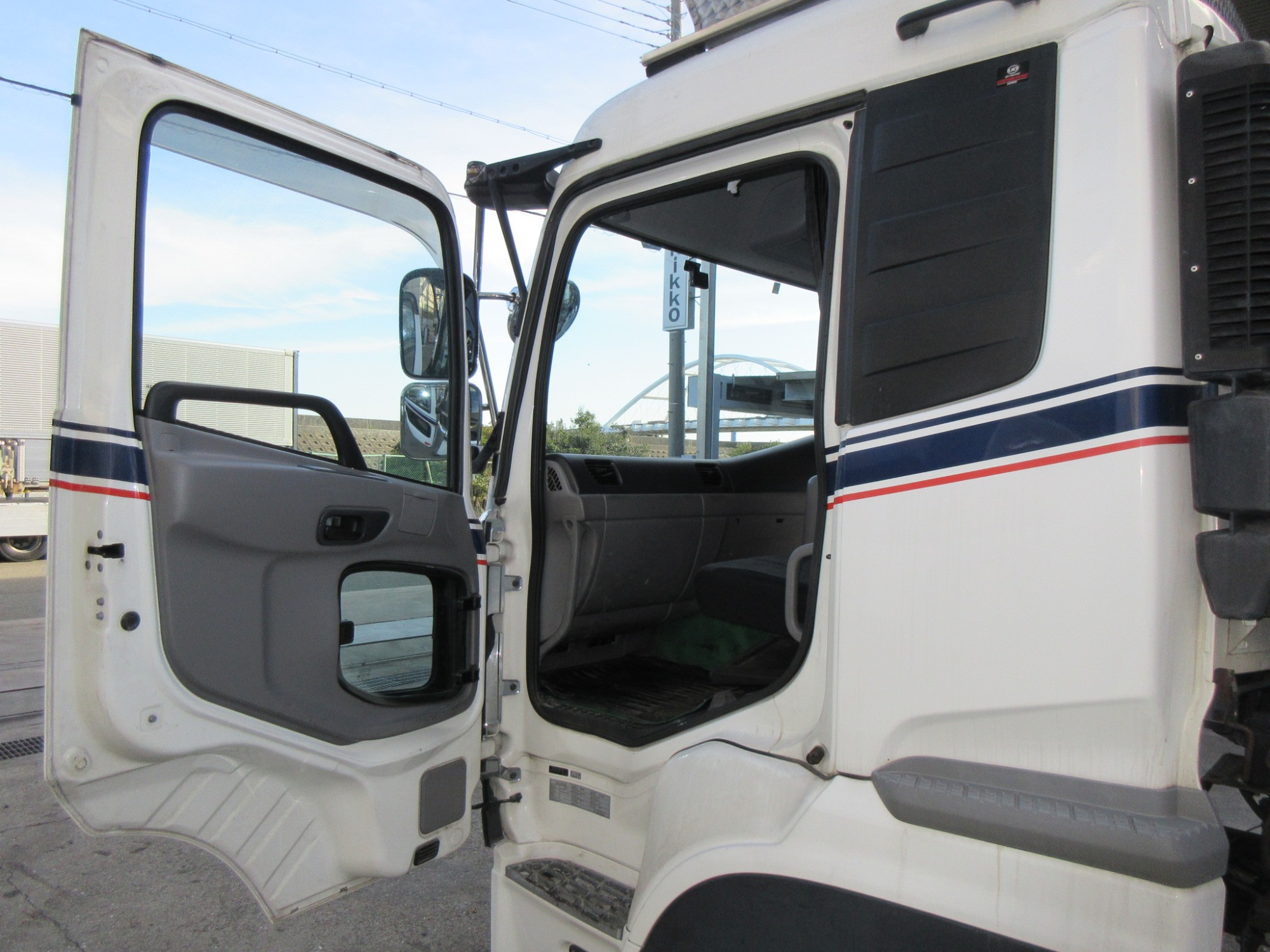 キャビン クオン QKG-GK6XA エスコット ロールーフ