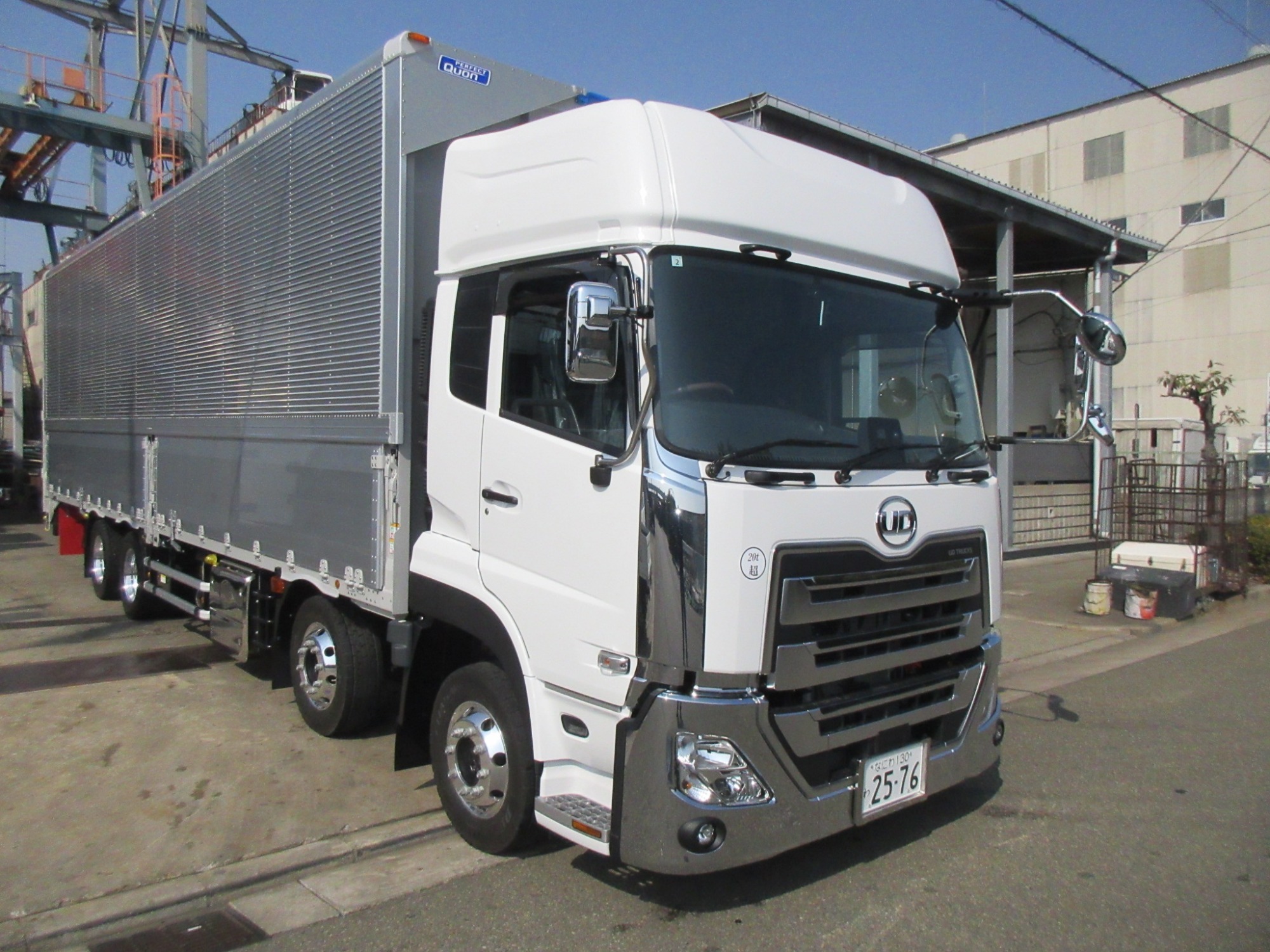 クオン4軸低床ハイルーフアルミウイング未使用レンタカー