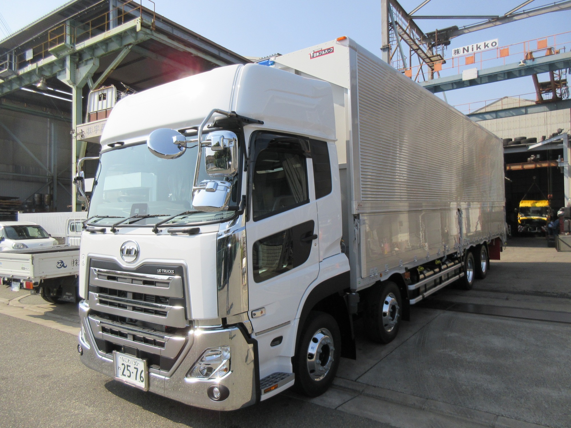 クオン4軸低床ハイルーフアルミウイング未使用レンタカー