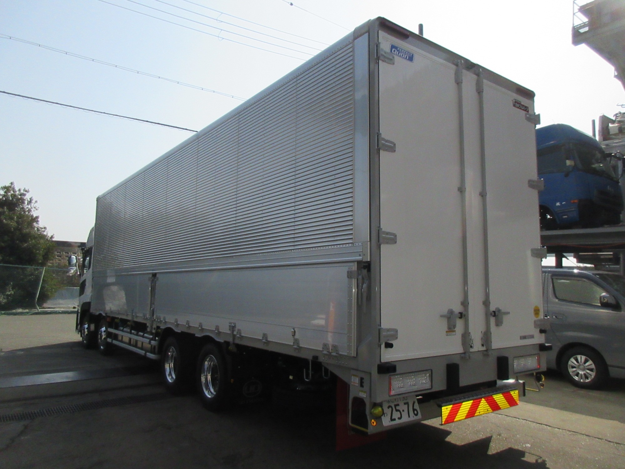 クオン4軸低床ハイルーフアルミウイング未使用レンタカー