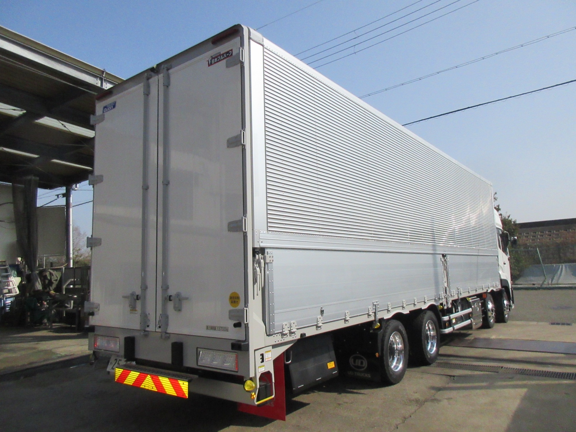 クオン4軸低床ハイルーフアルミウイング未使用レンタカー