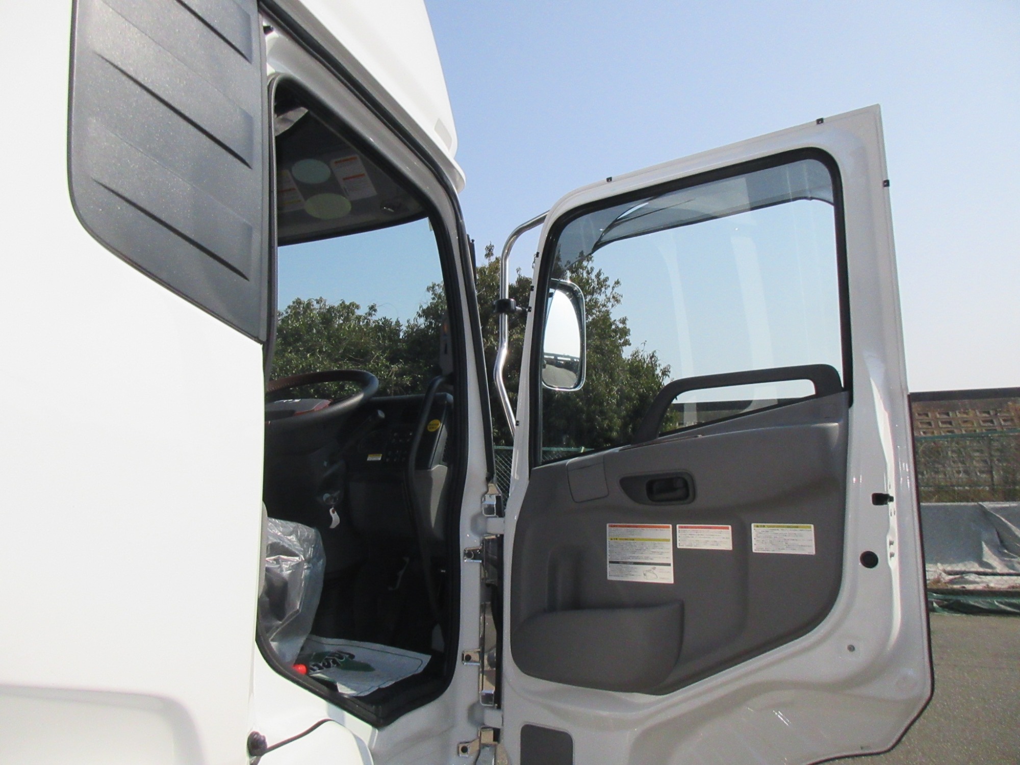 クオン4軸低床ハイルーフアルミウイング未使用レンタカー