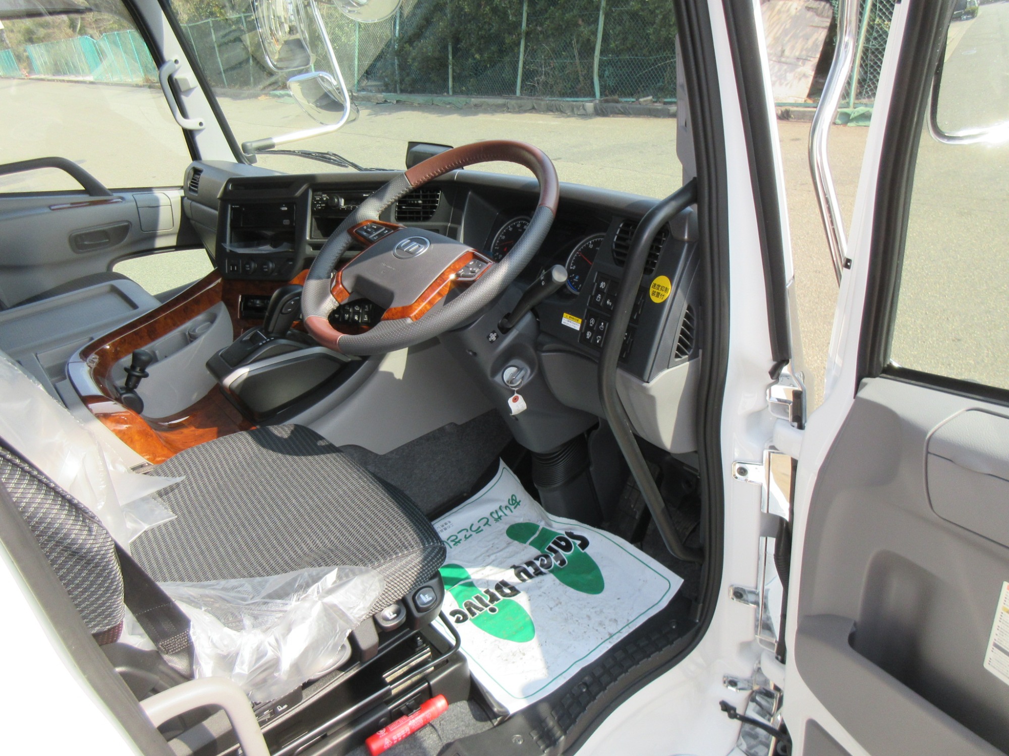 クオン4軸低床ハイルーフアルミウイング未使用レンタカー