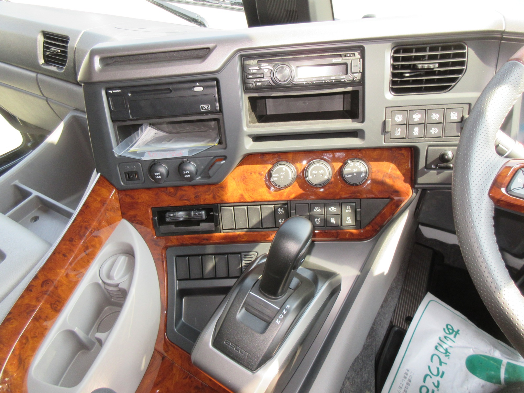 クオン4軸低床ハイルーフアルミウイング未使用レンタカー