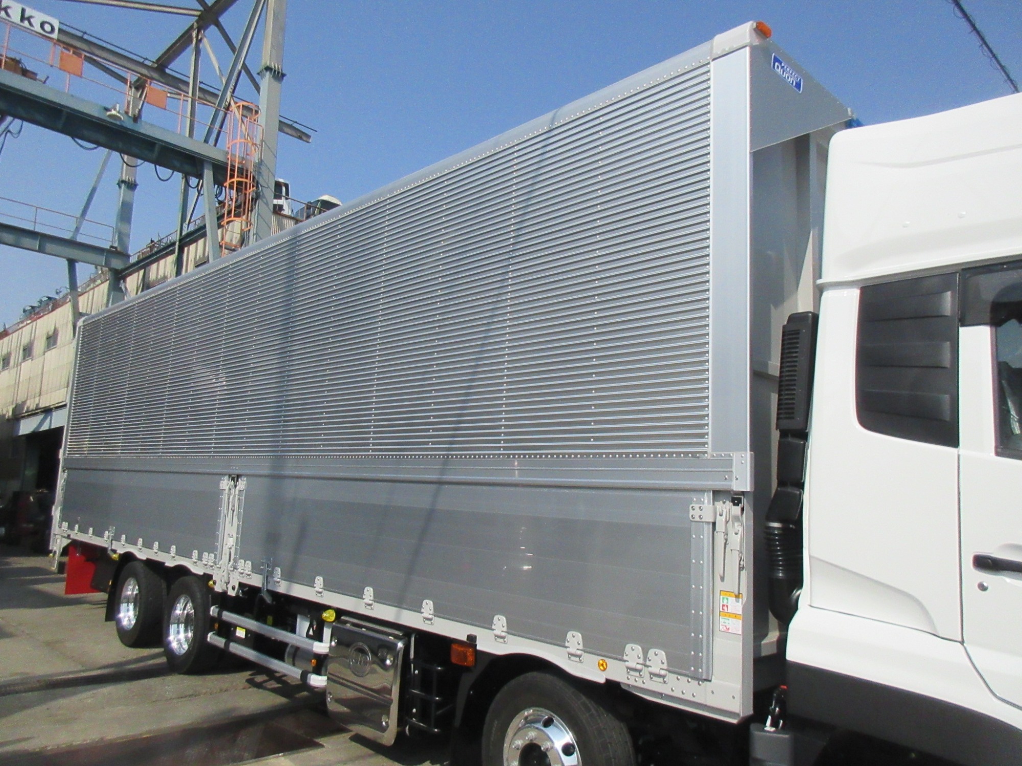 クオン4軸低床ハイルーフアルミウイング未使用レンタカー