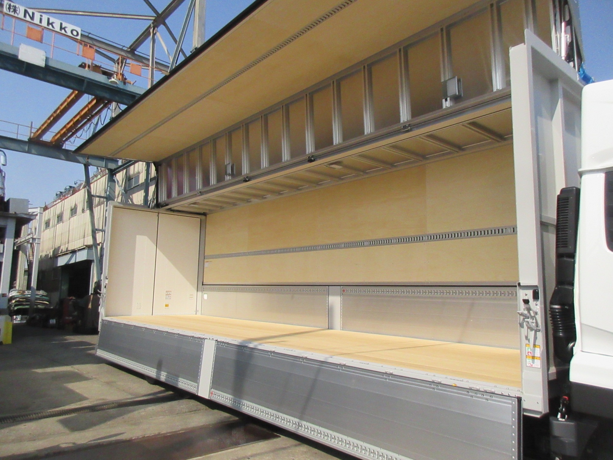 クオン4軸低床ハイルーフアルミウイング未使用レンタカー