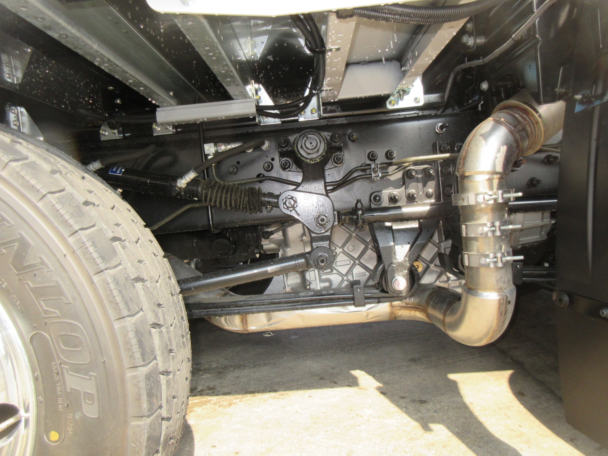 クオン4軸低床ハイルーフアルミウイング未使用レンタカー