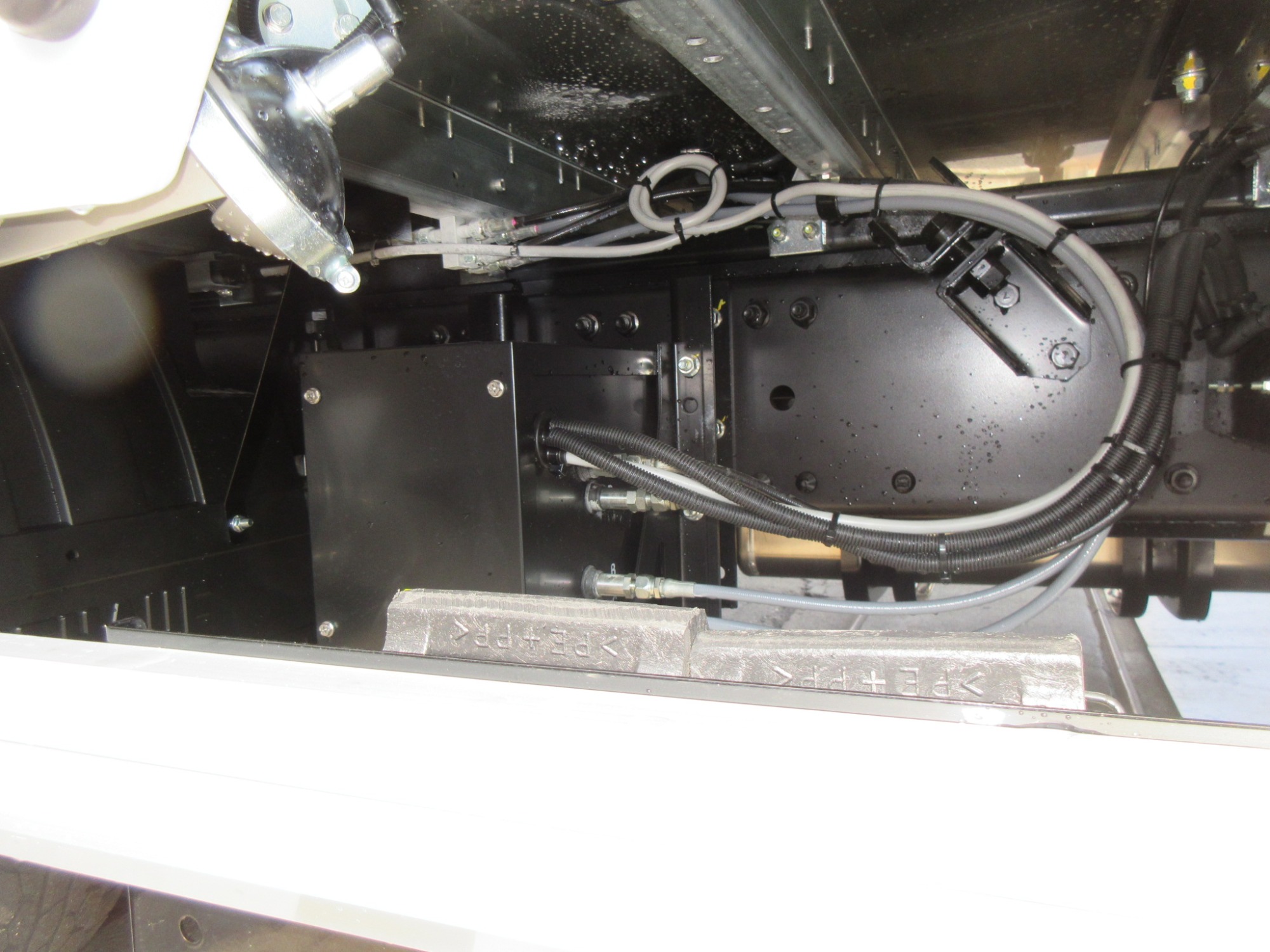 クオン4軸低床ハイルーフアルミウイング未使用レンタカー