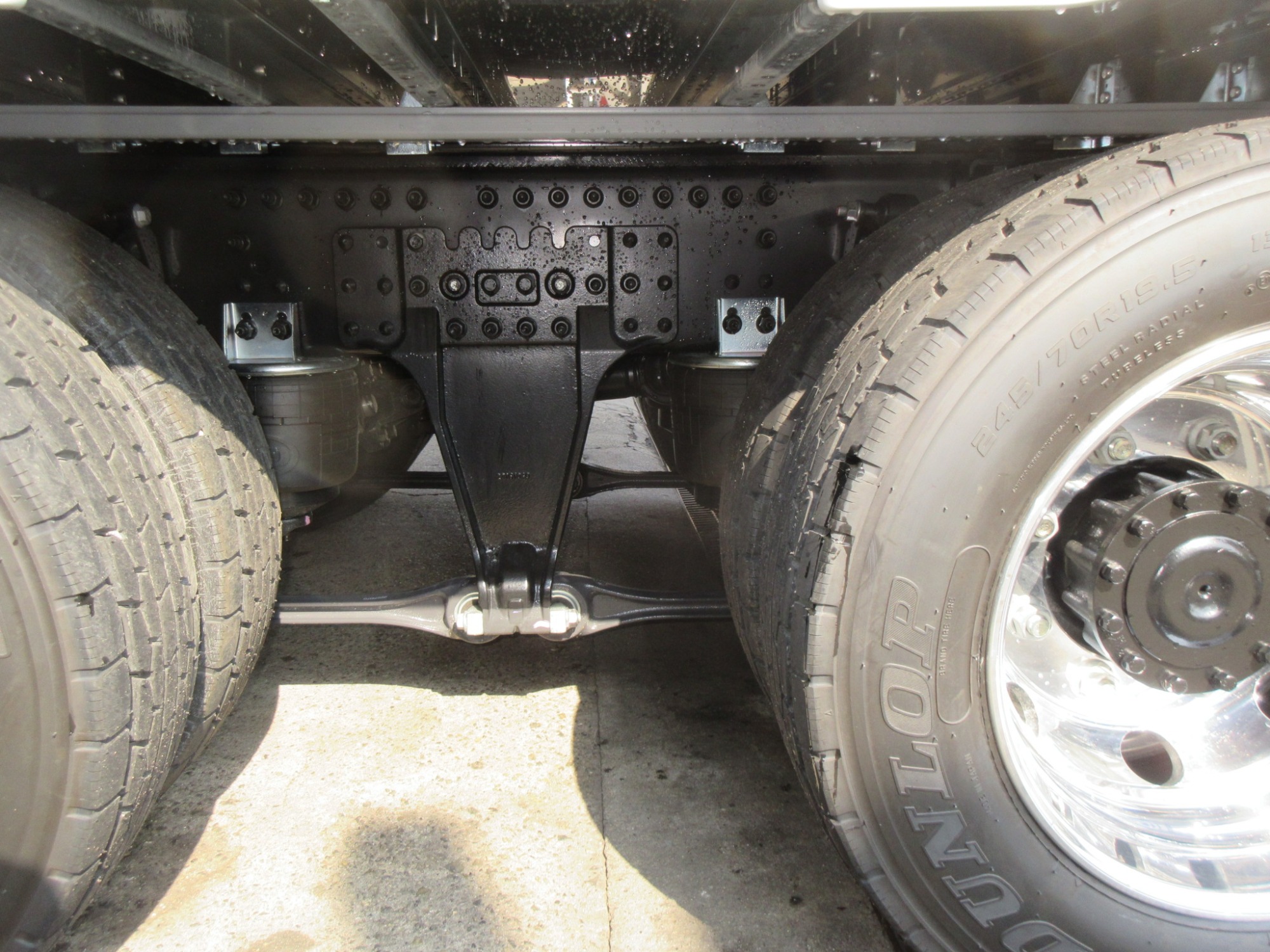 クオン4軸低床ハイルーフアルミウイング未使用レンタカー