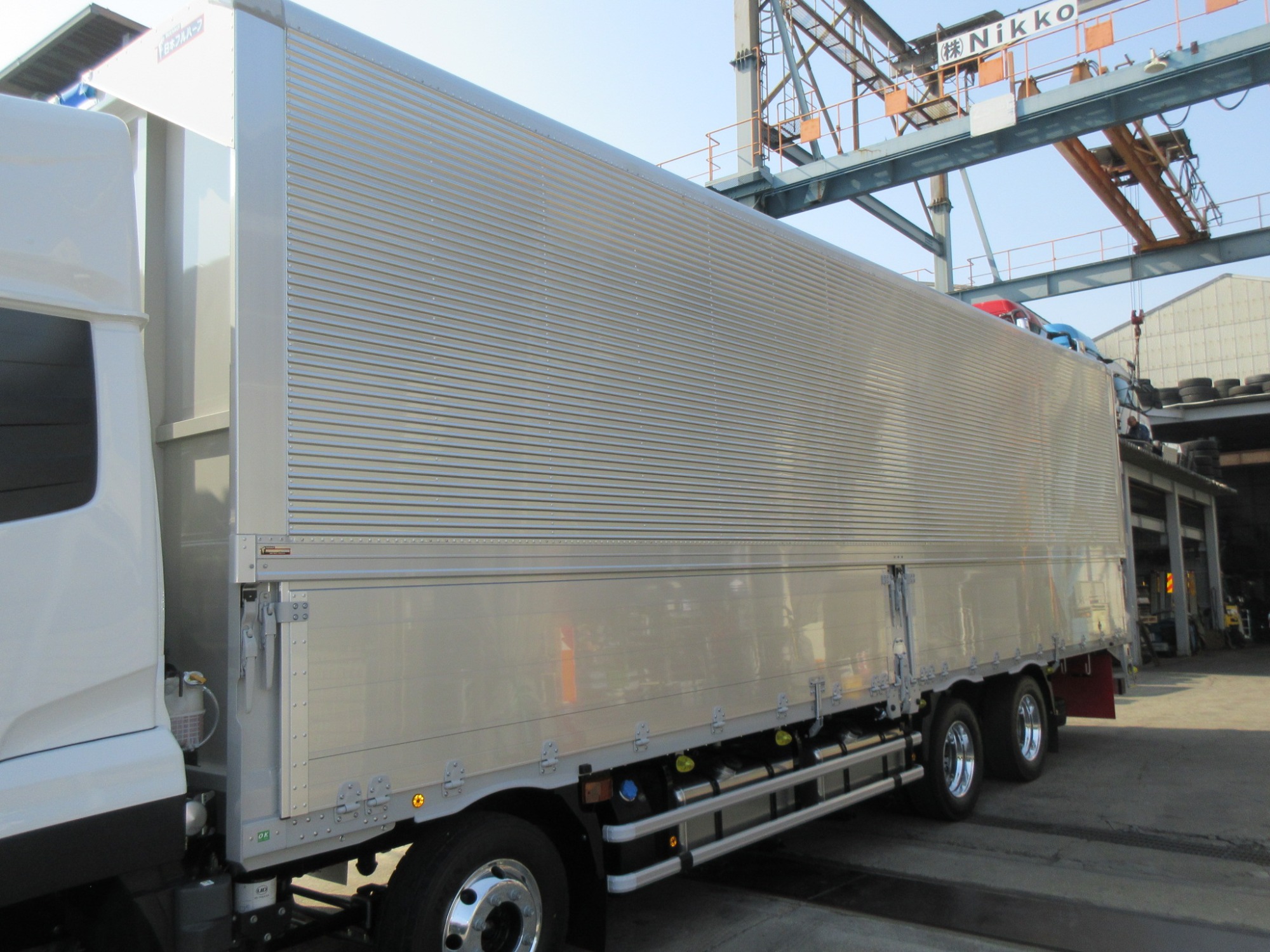クオン4軸低床ハイルーフアルミウイング未使用レンタカー