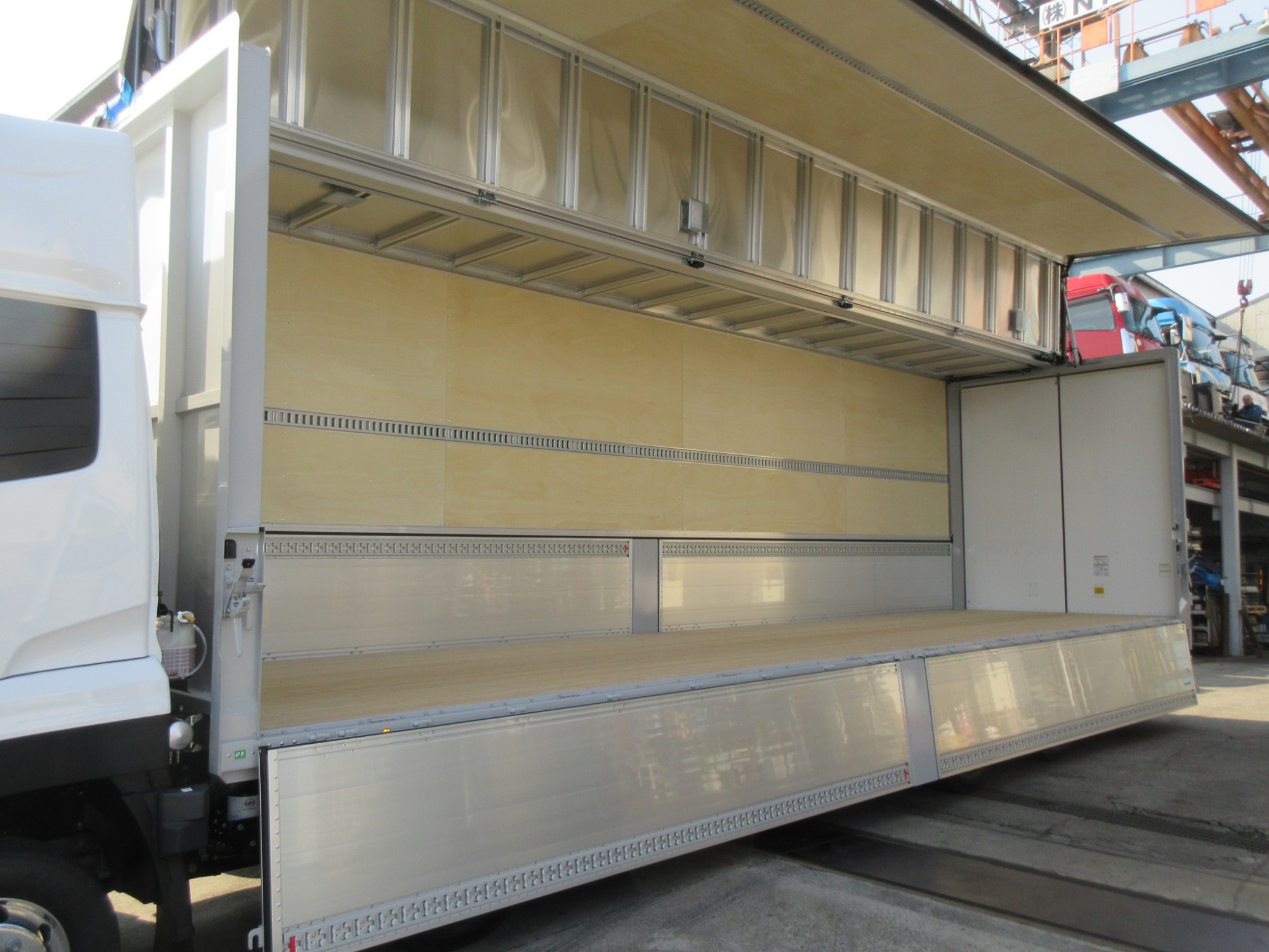 クオン4軸低床ハイルーフアルミウイング未使用レンタカー