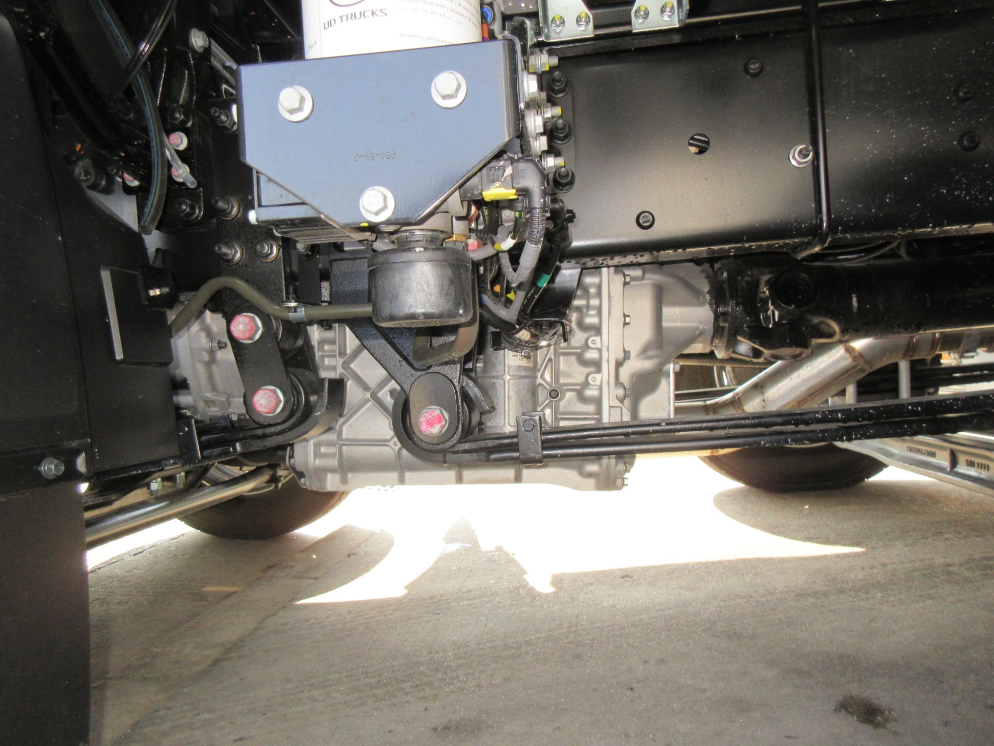 クオン4軸低床ハイルーフアルミウイング未使用レンタカー