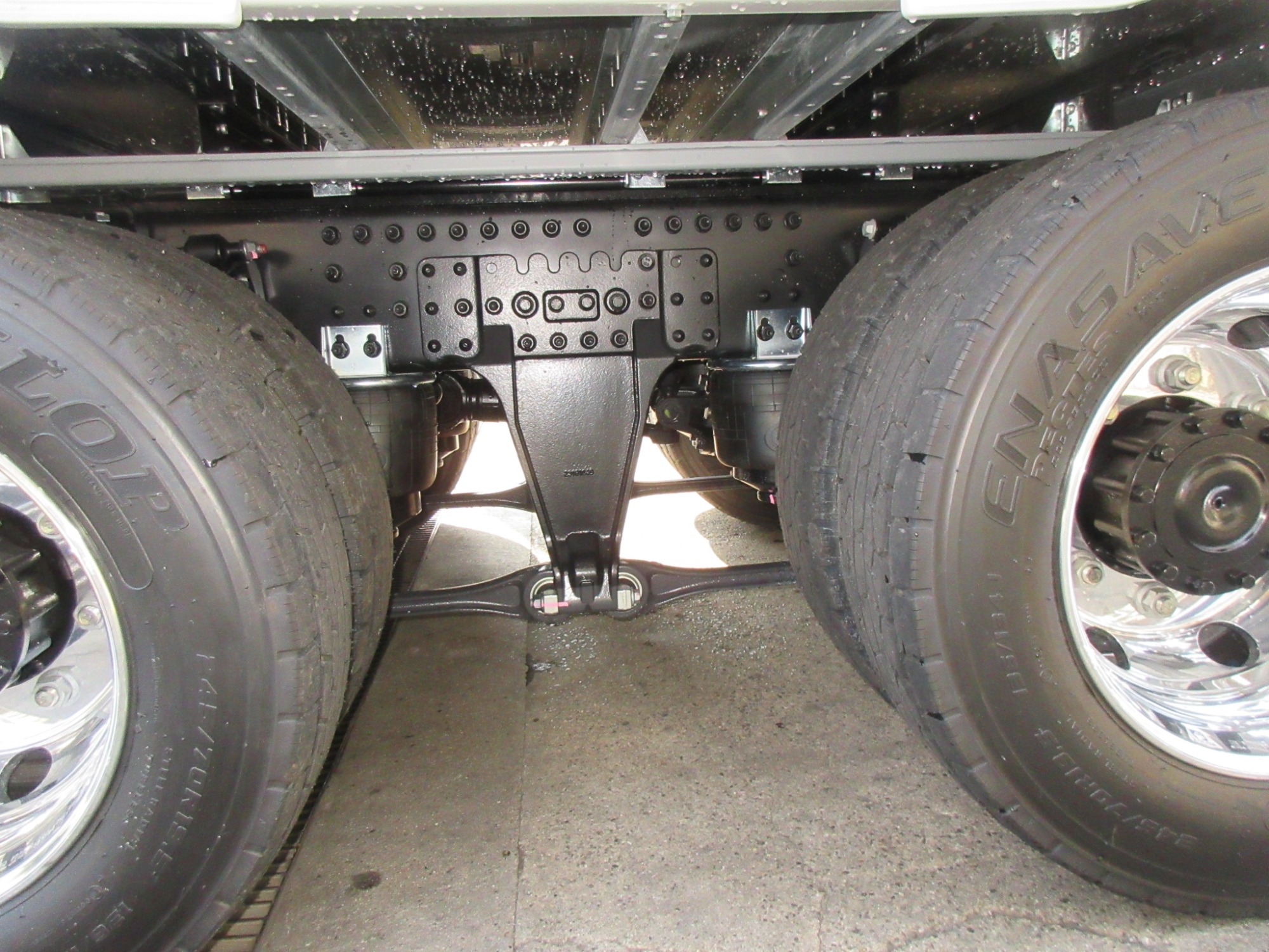 クオン4軸低床ハイルーフアルミウイング未使用レンタカー