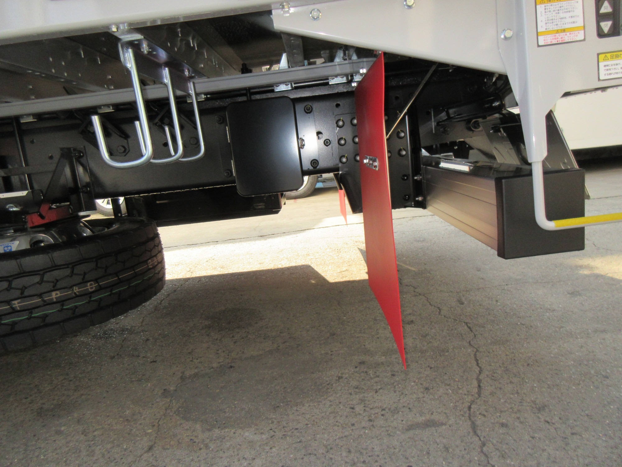 クオン4軸低床ハイルーフアルミウイング未使用レンタカー