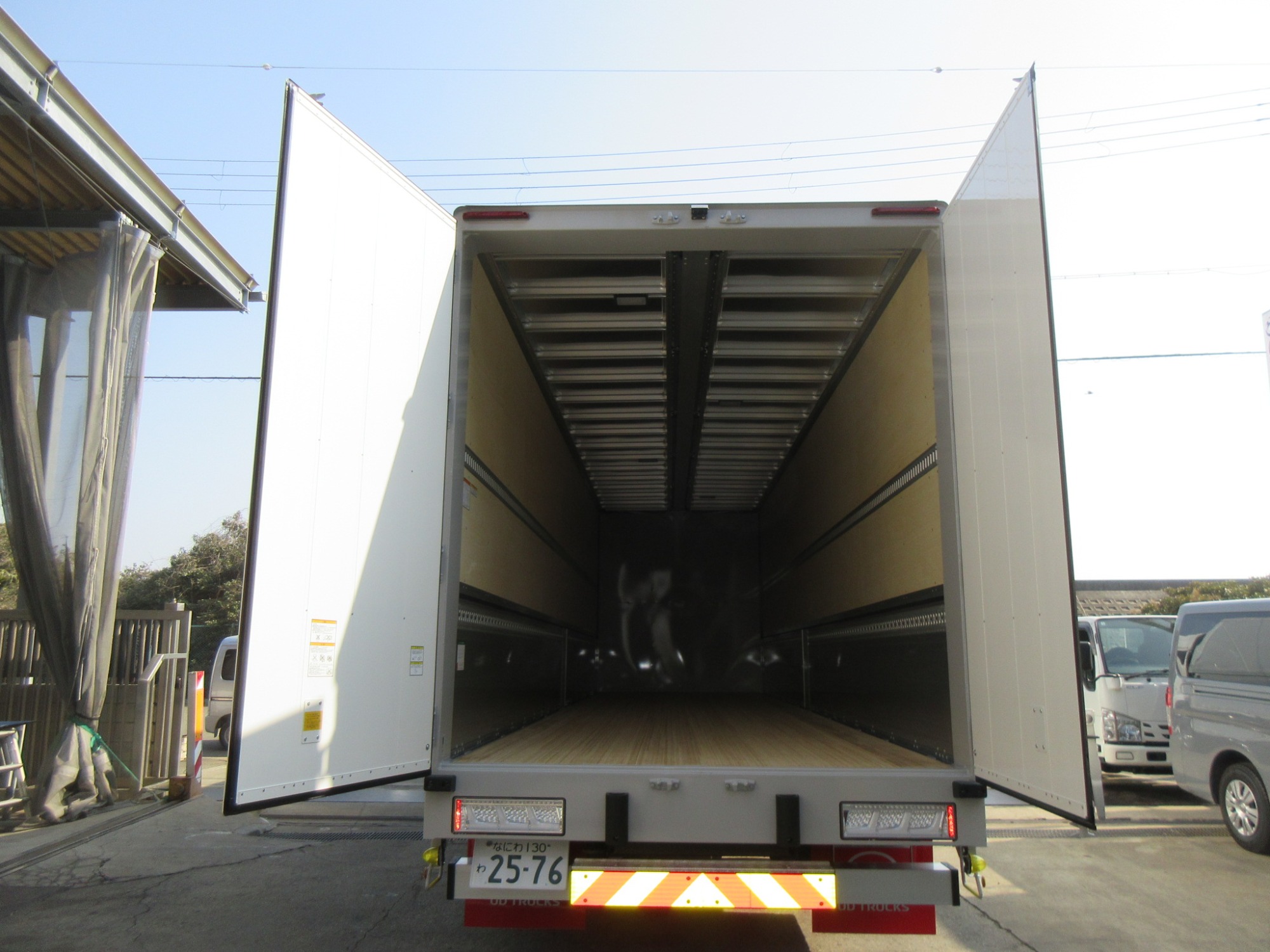 クオン4軸低床ハイルーフアルミウイング未使用レンタカー