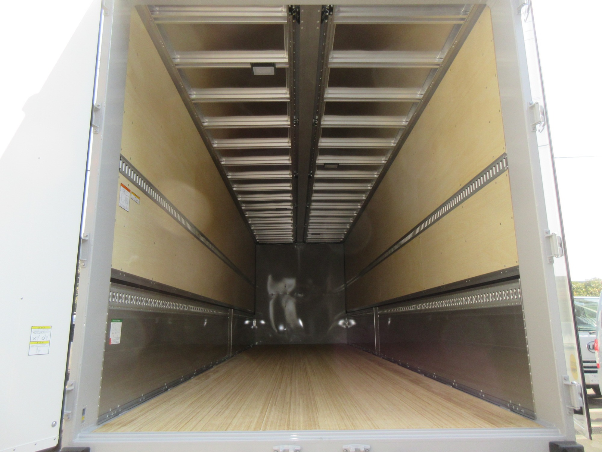 クオン4軸低床ハイルーフアルミウイング未使用レンタカー