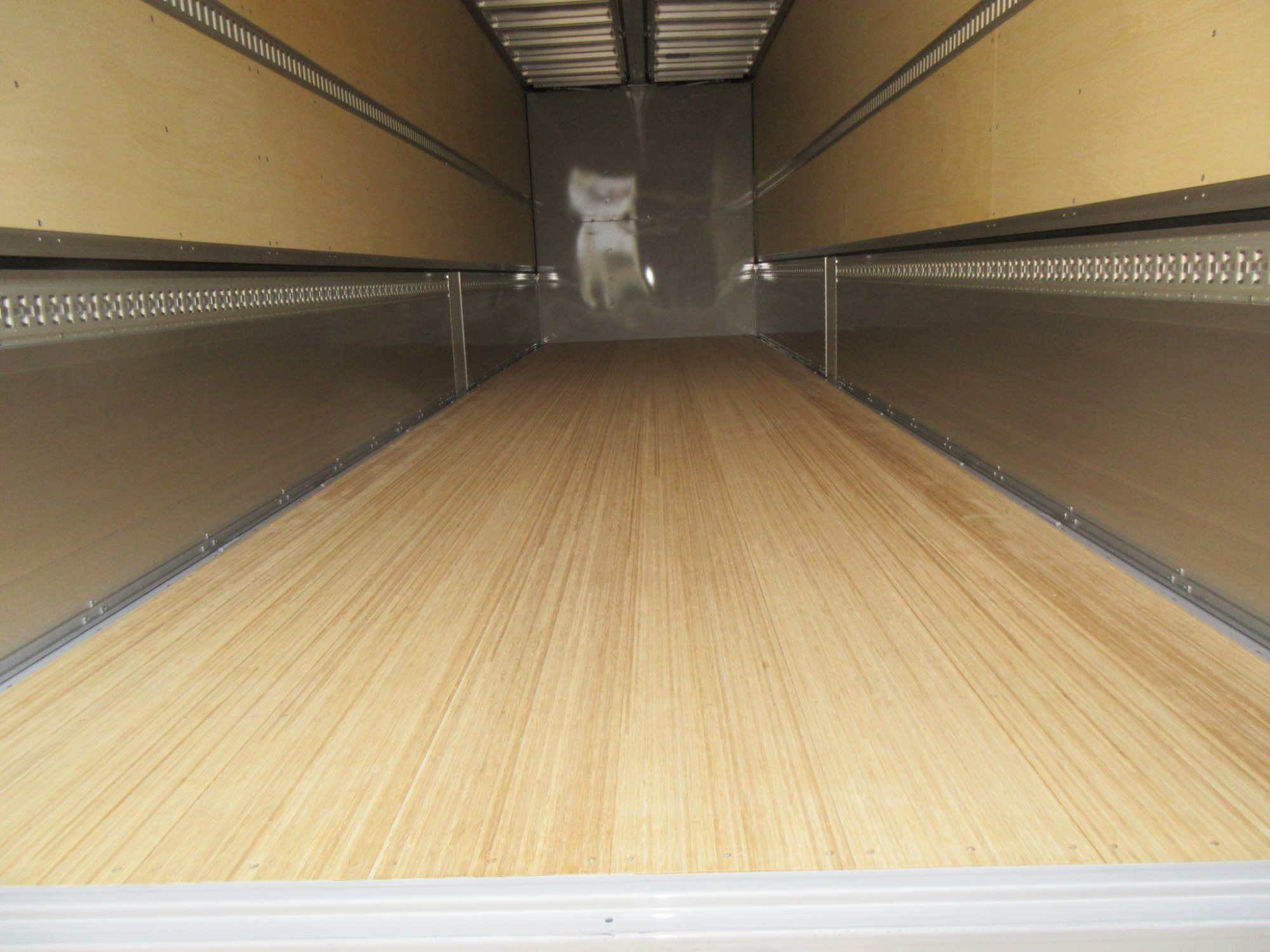 クオン4軸低床ハイルーフアルミウイング未使用レンタカー