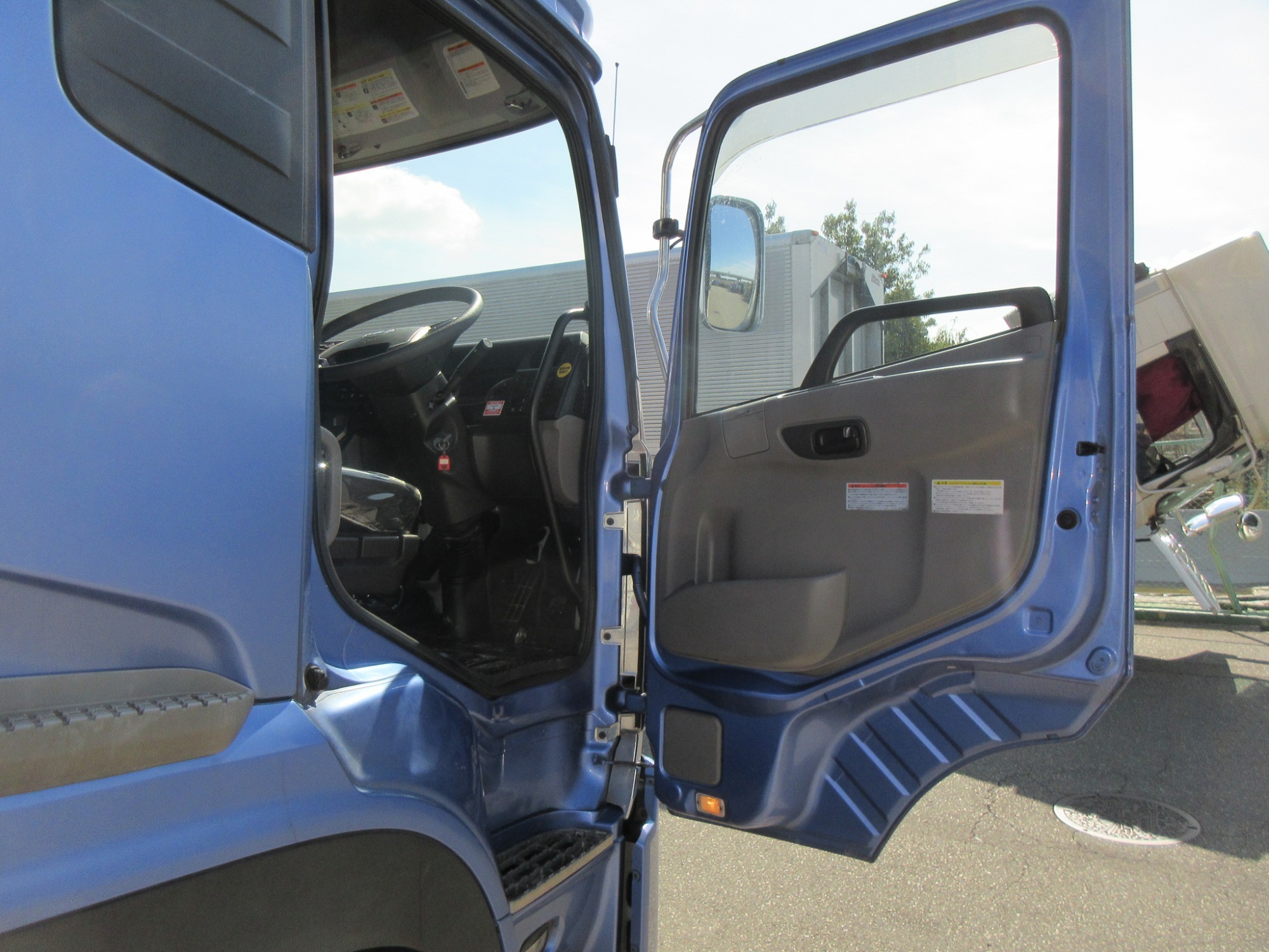 車検付き2PGクオンハイルーフ11.5トントラクタ