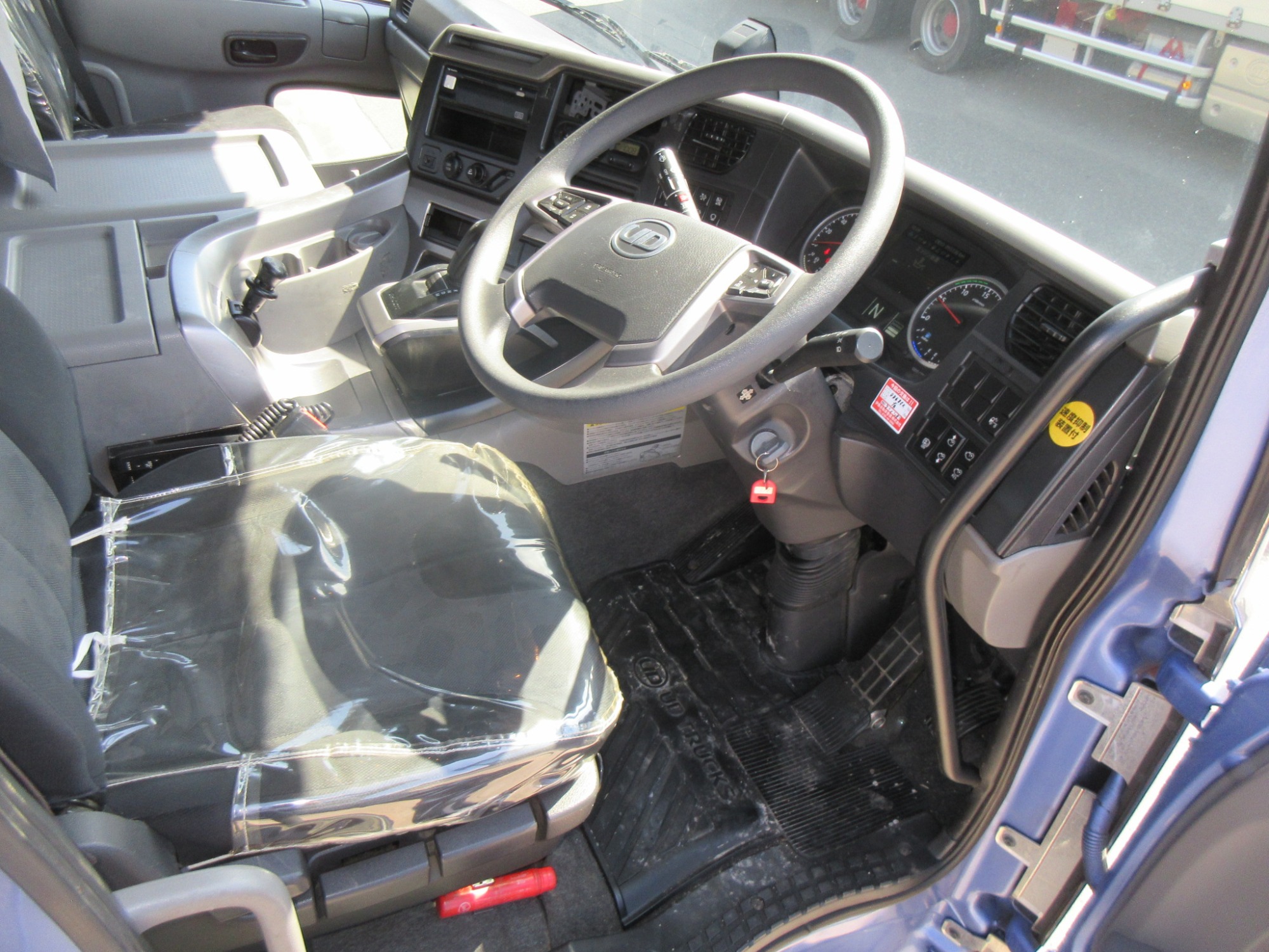 車検付き2PGクオンハイルーフ11.5トントラクタ