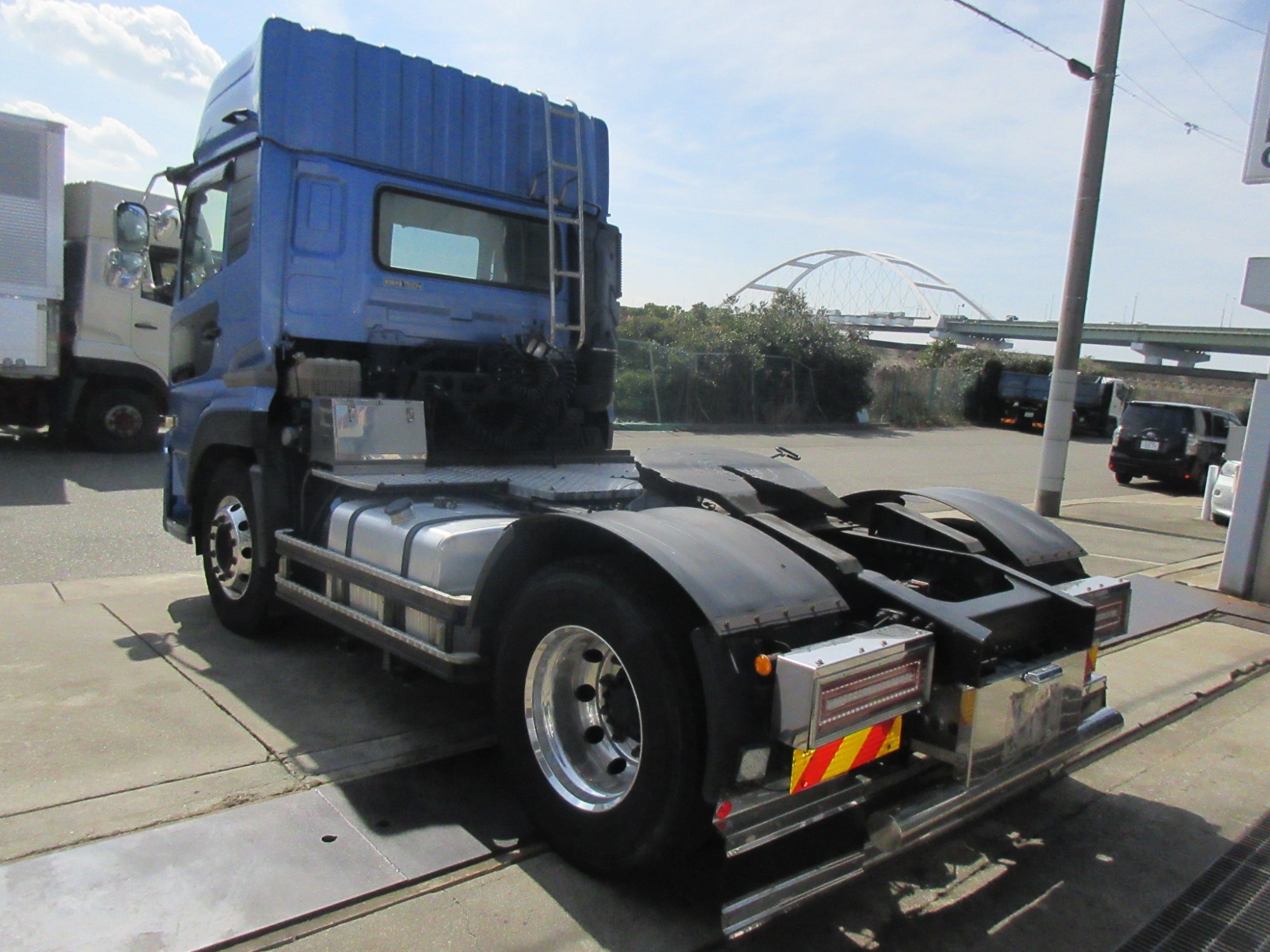 車検付き2PGクオンハイルーフ11.5トントラクタ