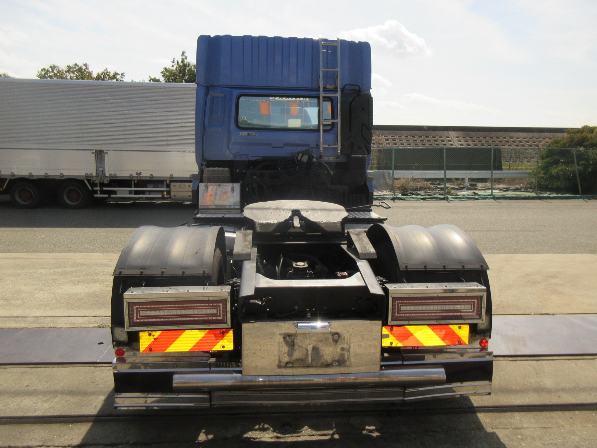 車検付き2PGクオンハイルーフ11.5トントラクタ