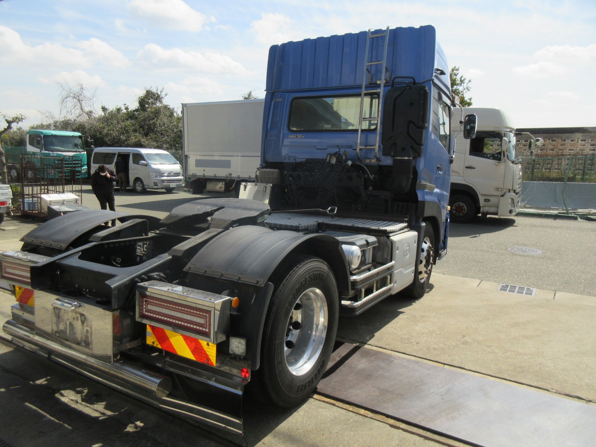 車検付き2PGクオンハイルーフ11.5トントラクタ