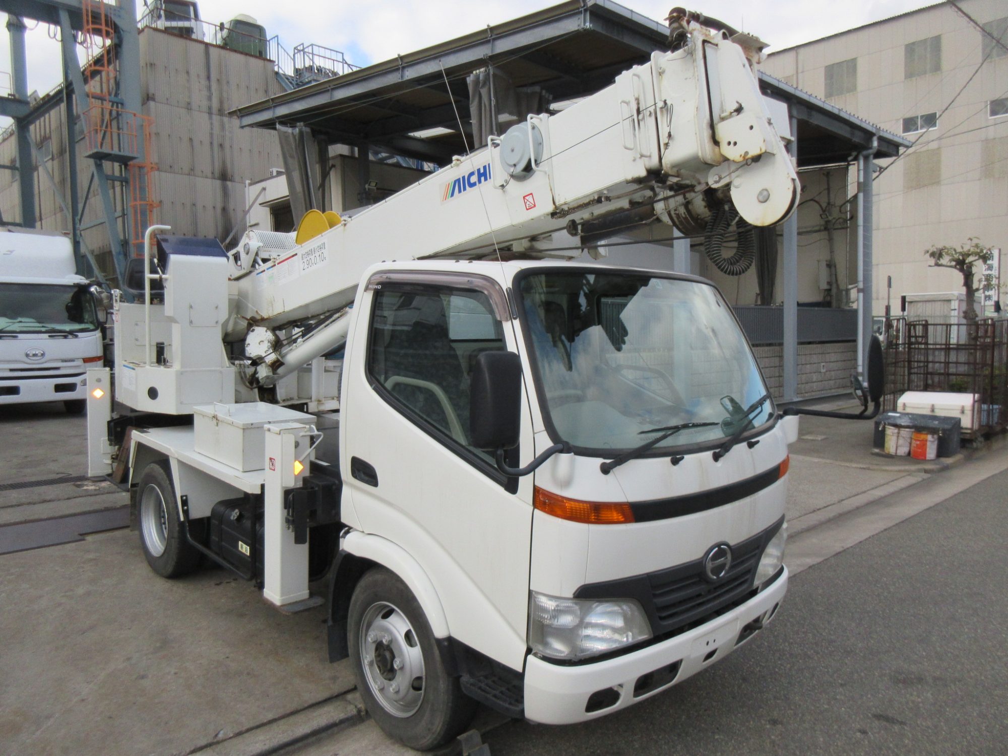 低走行　くい打ち車(穴掘り建柱）