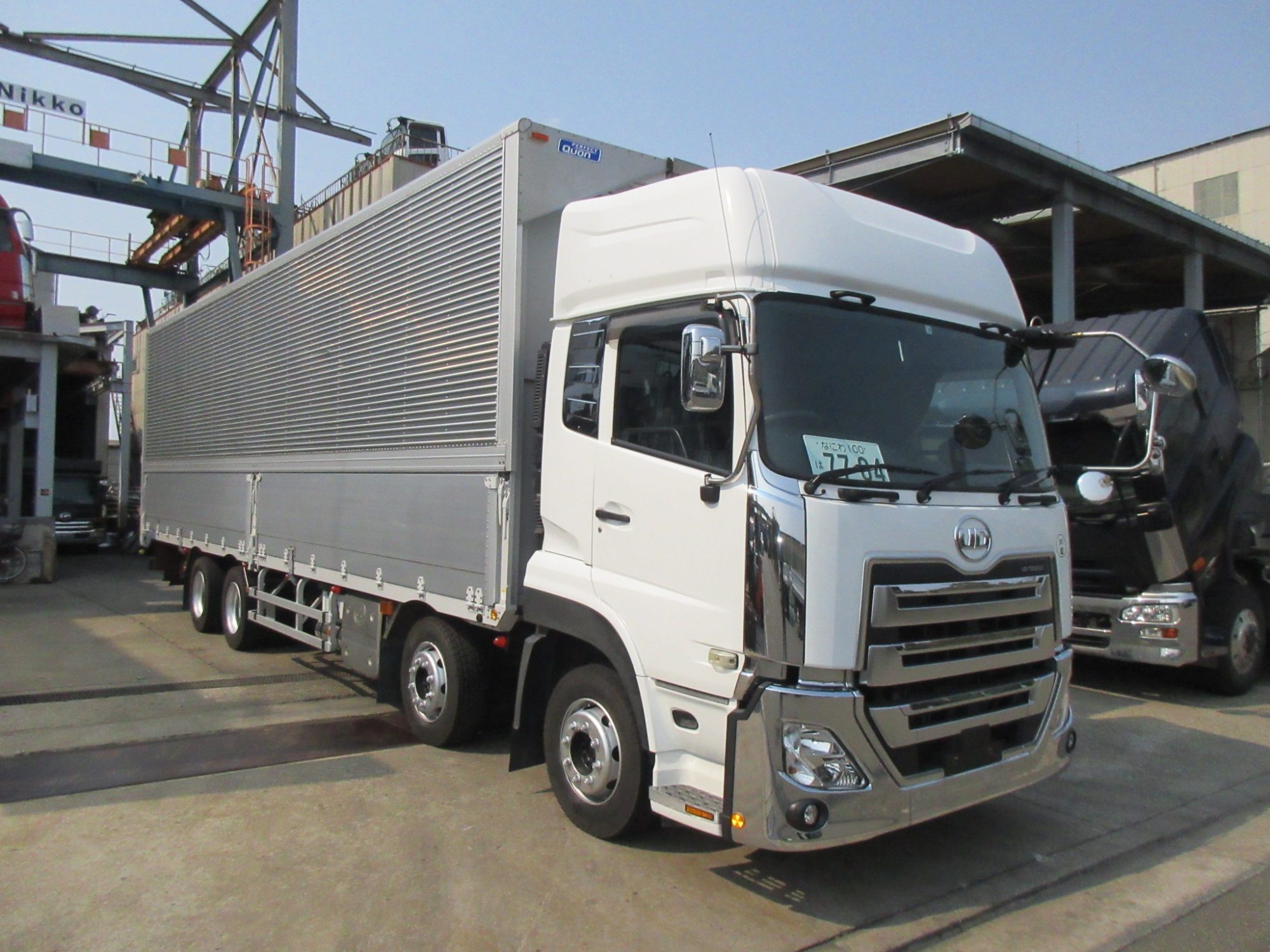 4軸低床車検付きアルミウイング