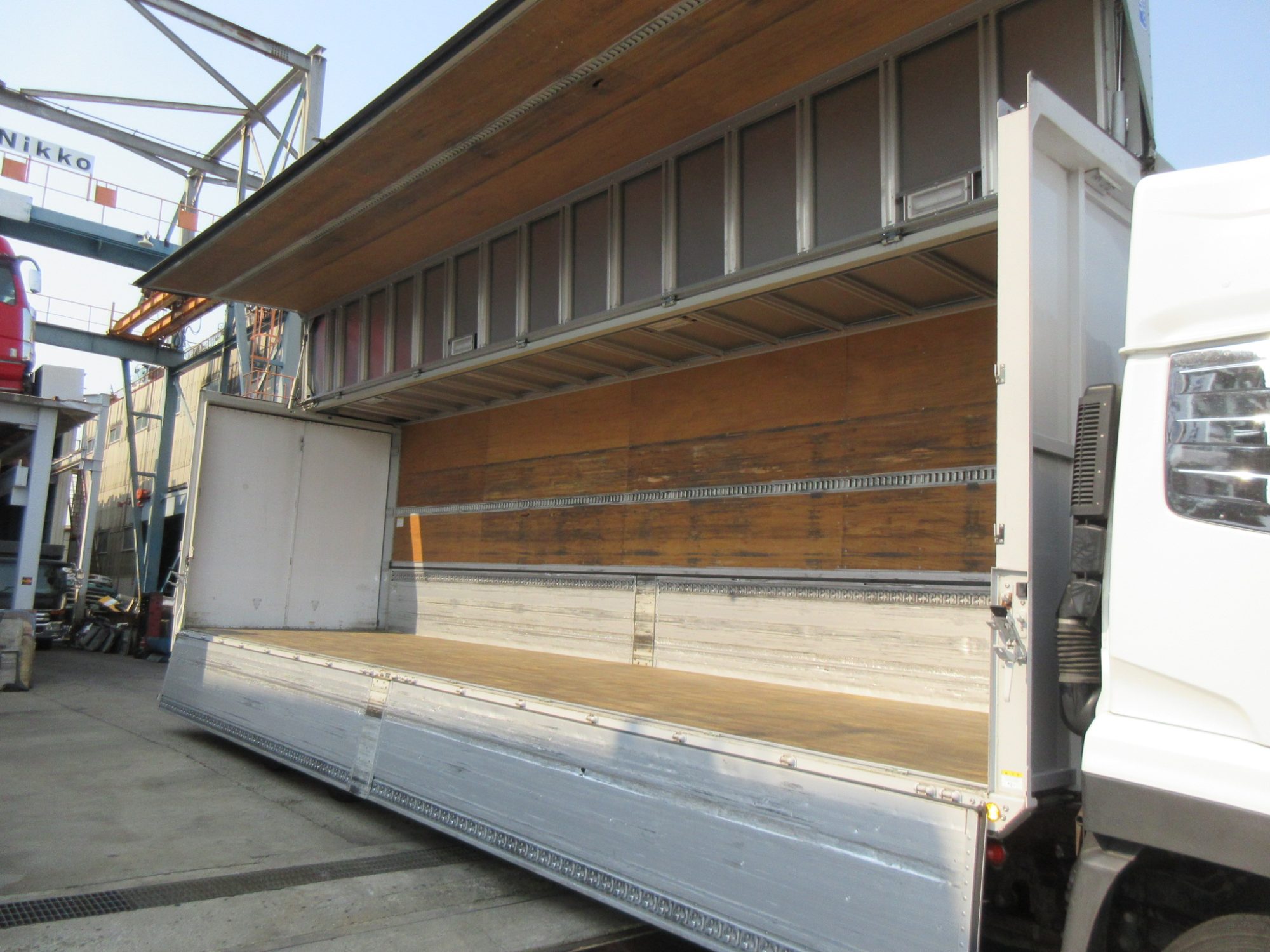 4軸低床車検付きアルミウイング