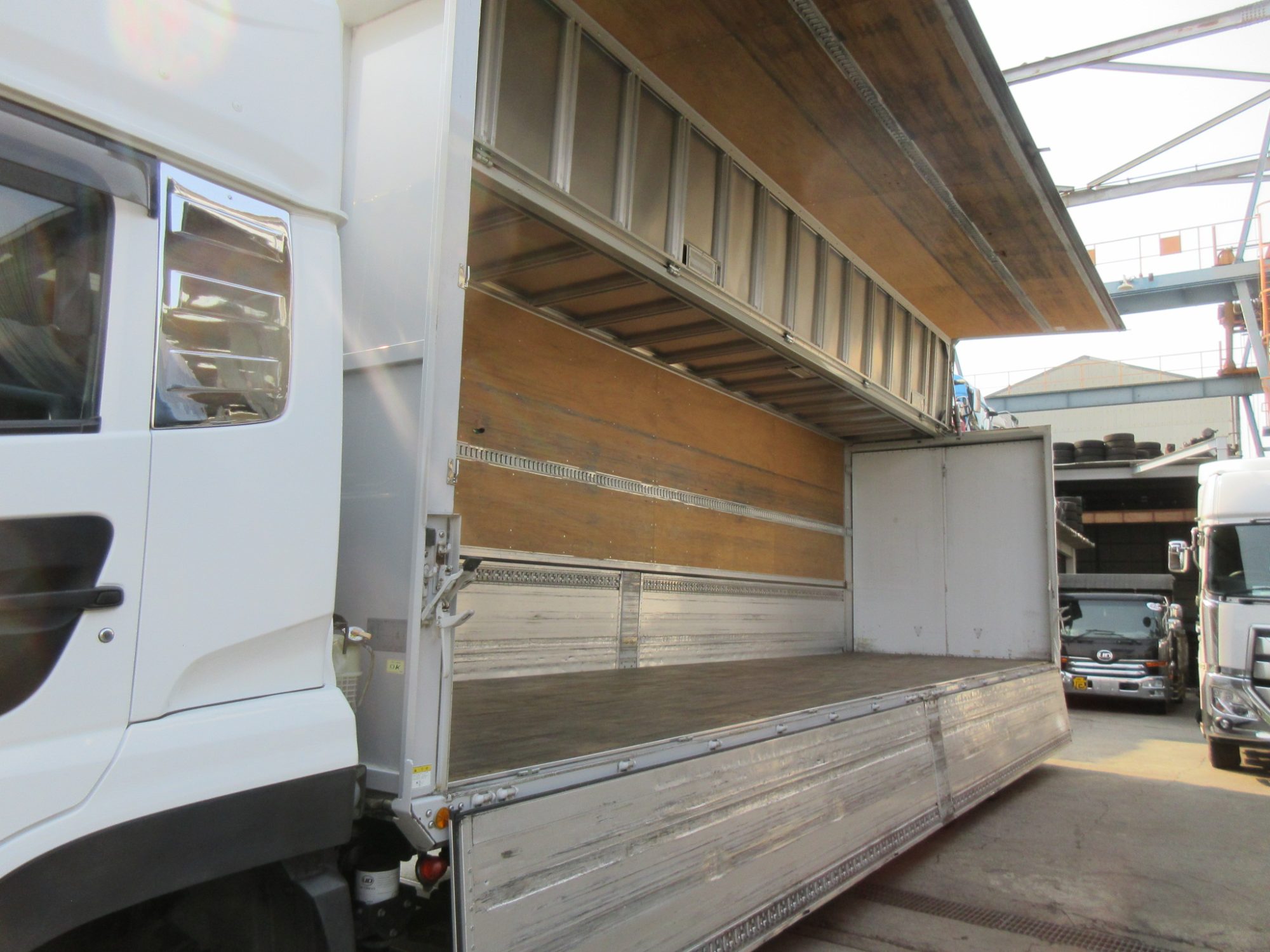 4軸低床車検付きアルミウイング