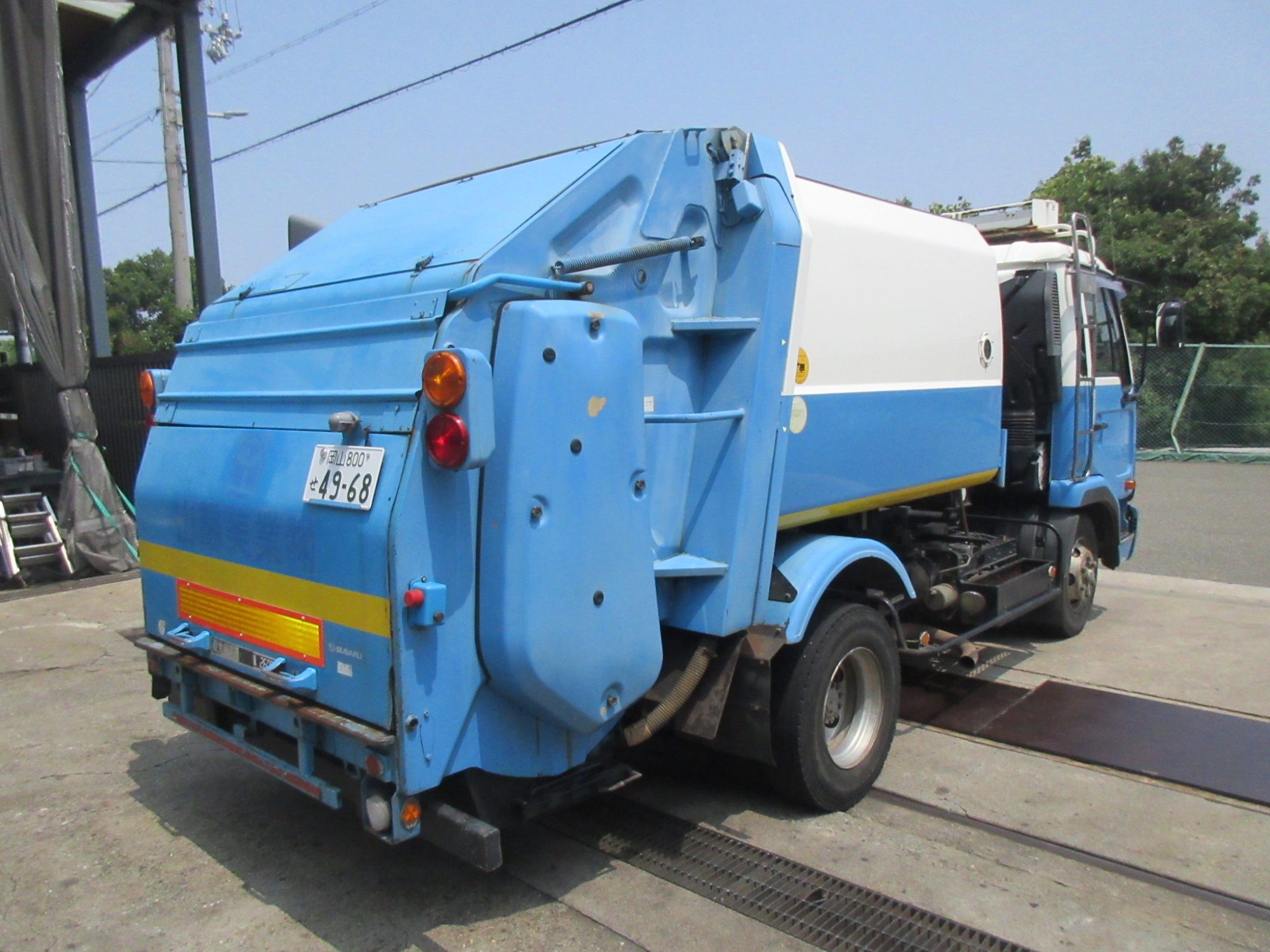 車検付き中型コンドルパッカー車