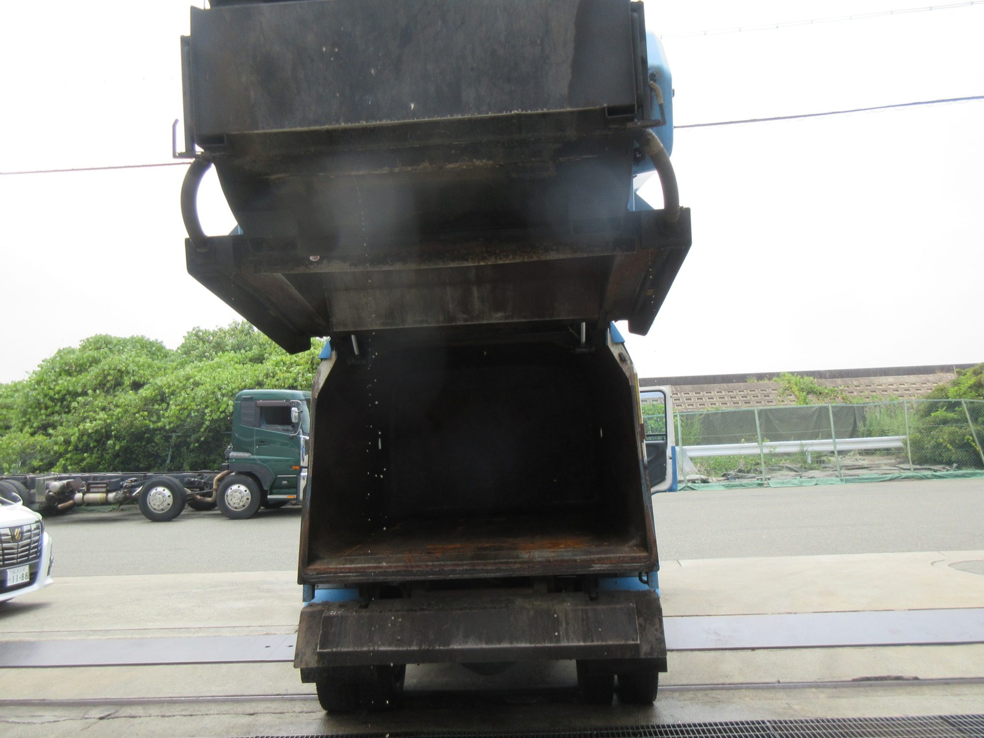 車検付き中型コンドルパッカー車