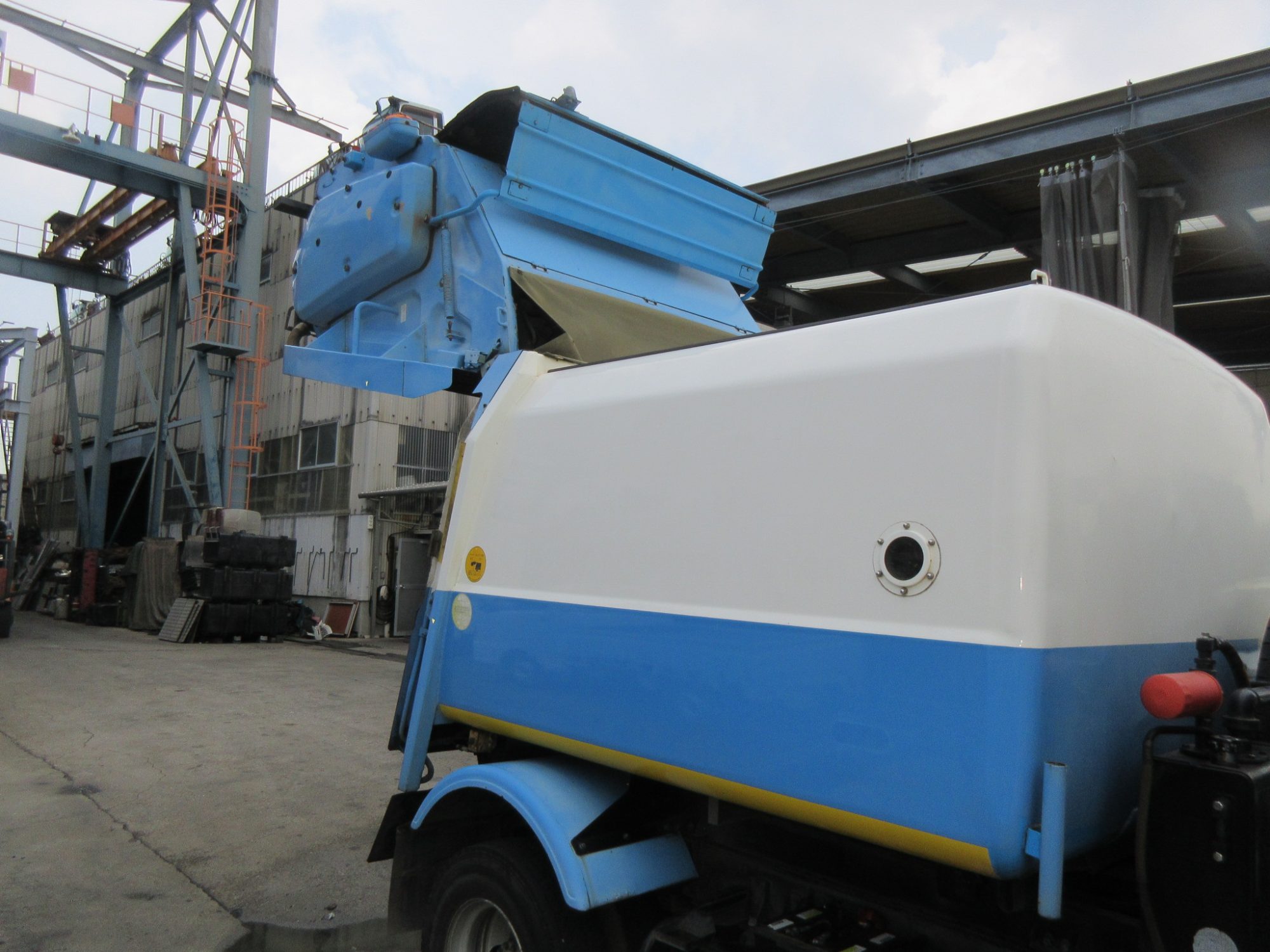 車検付き中型コンドルパッカー車