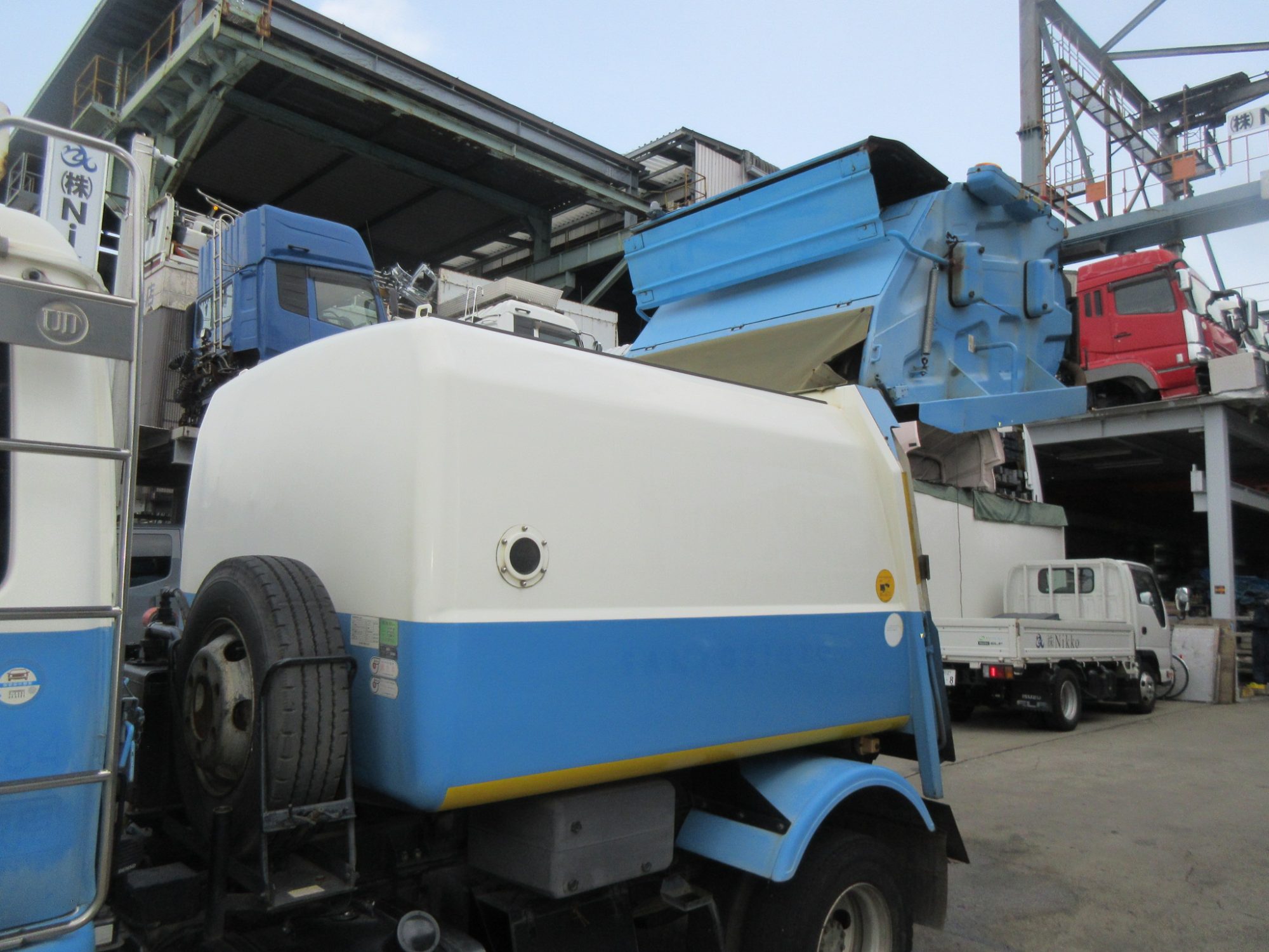 車検付き中型コンドルパッカー車