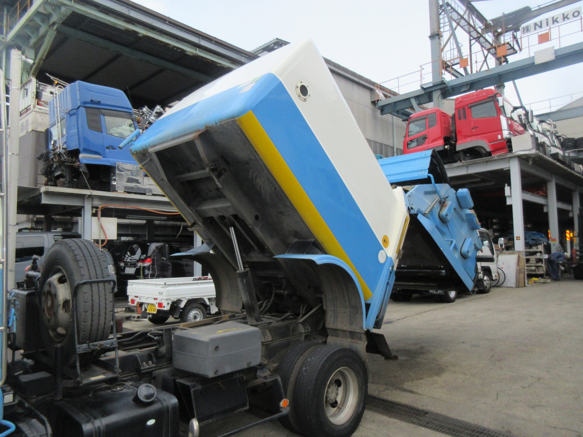 車検付き中型コンドルパッカー車