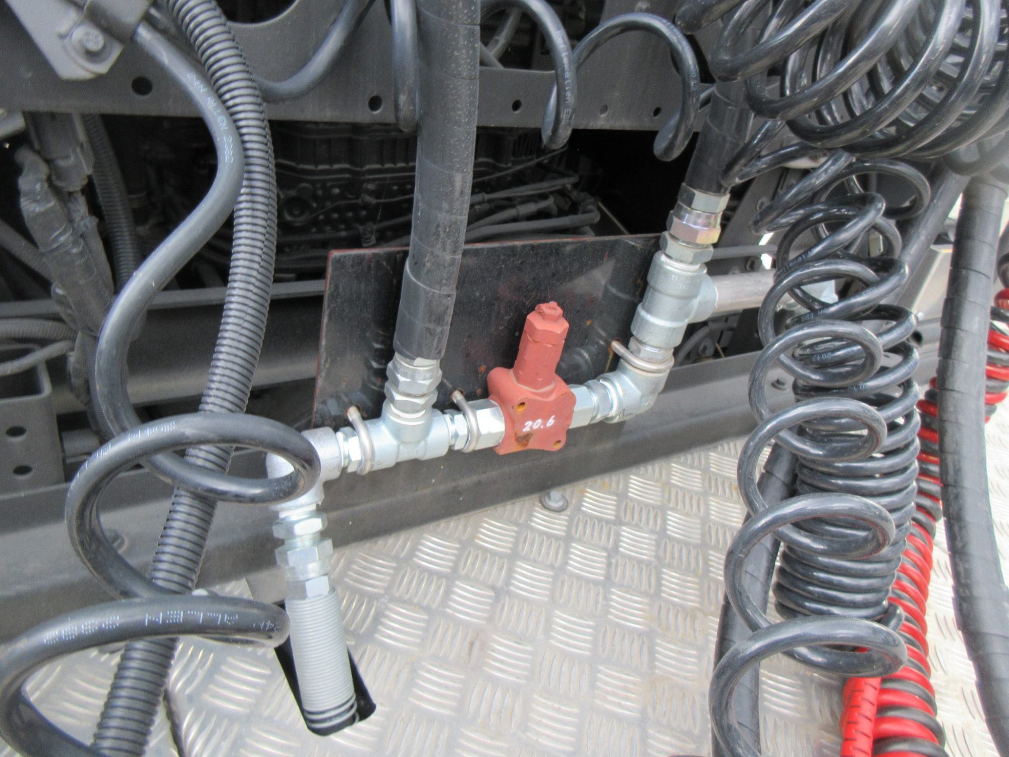 未使用オイルポンプ付き11.5トントラクタ