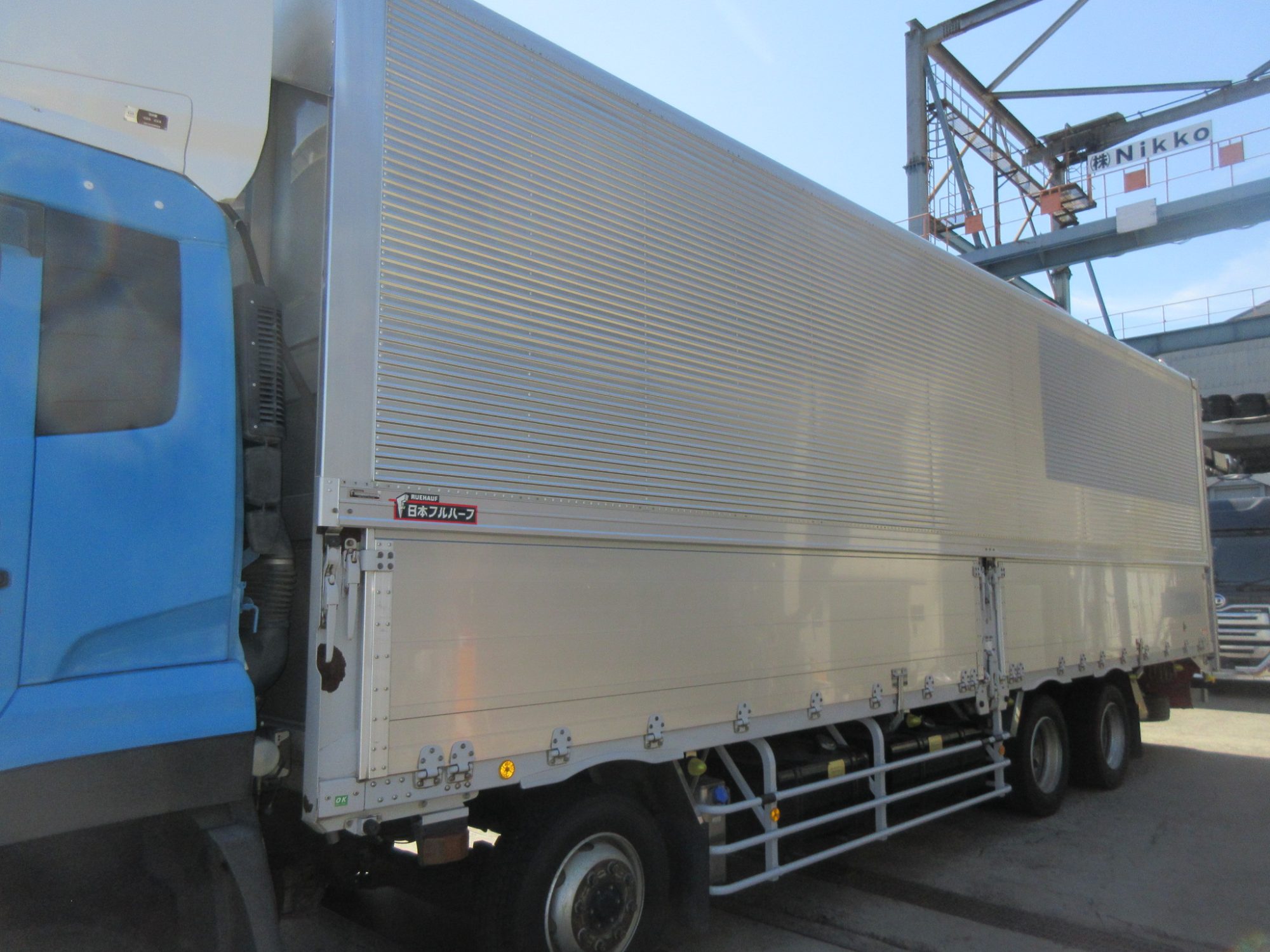 エアジョロダー付4軸低床アルミウイング