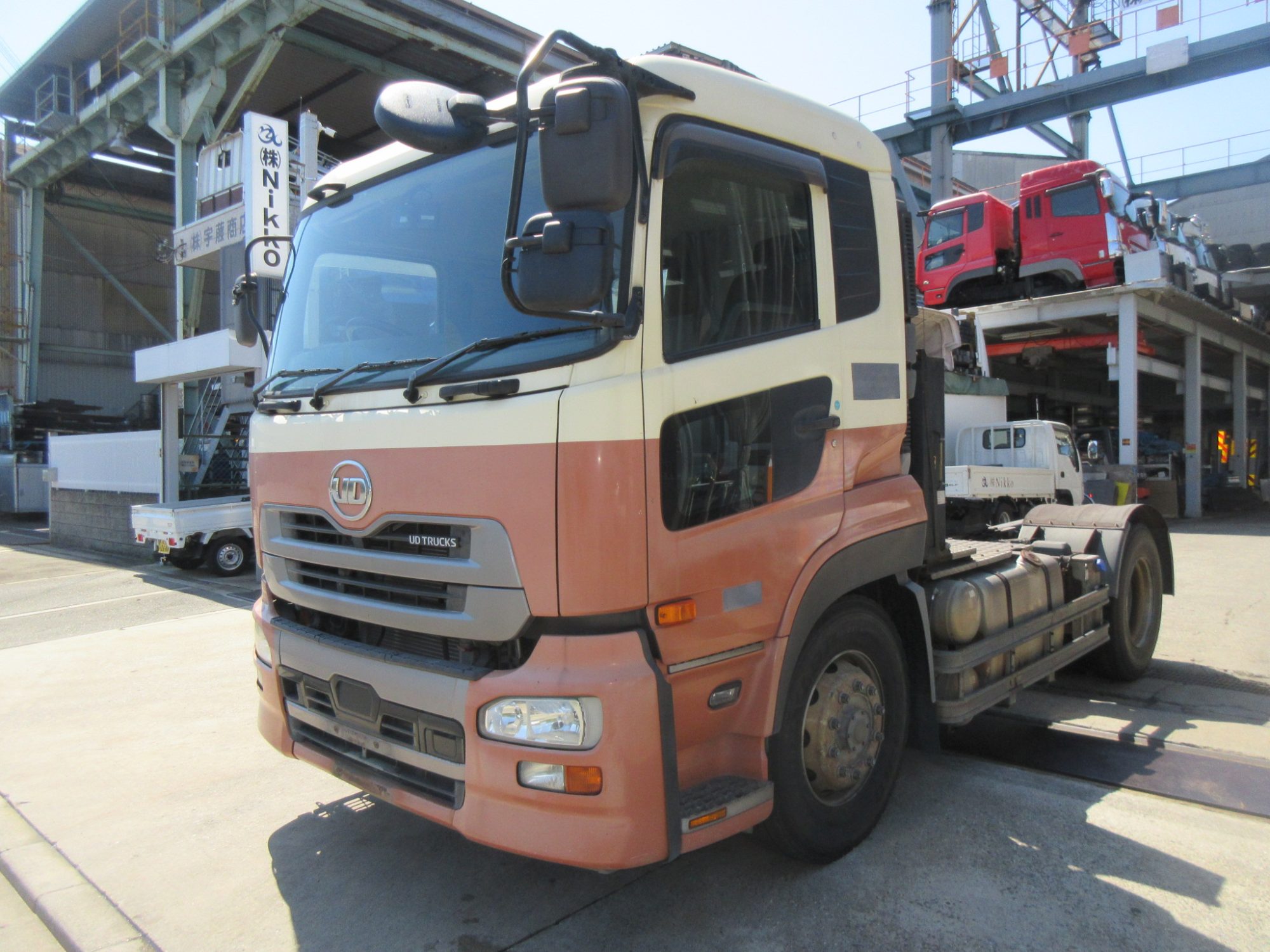 ダンプ用トラクタ