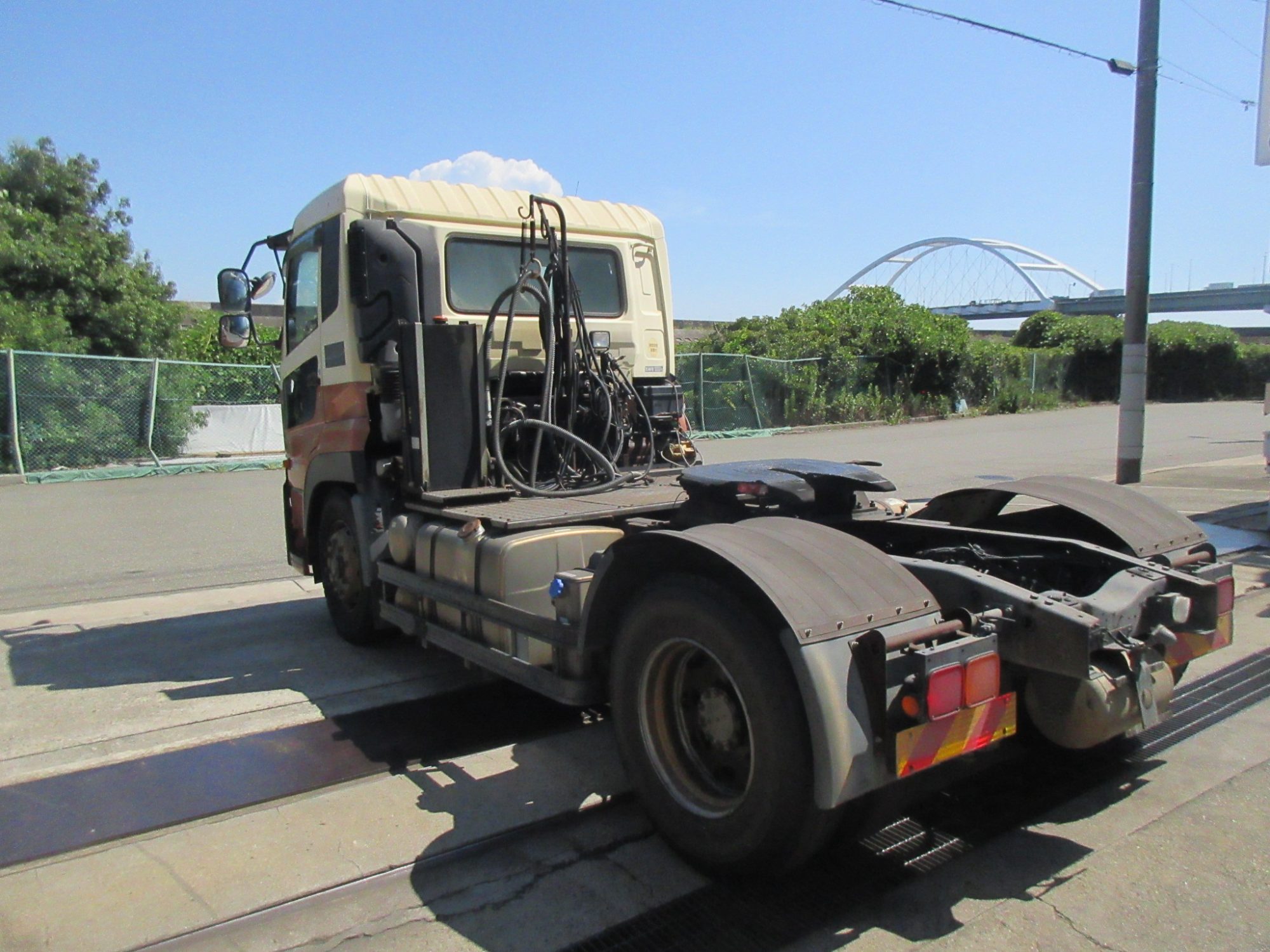 ダンプ用トラクタ