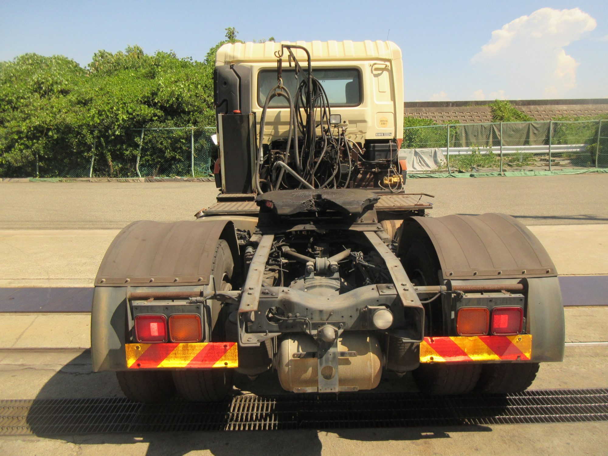 ダンプ用トラクタ