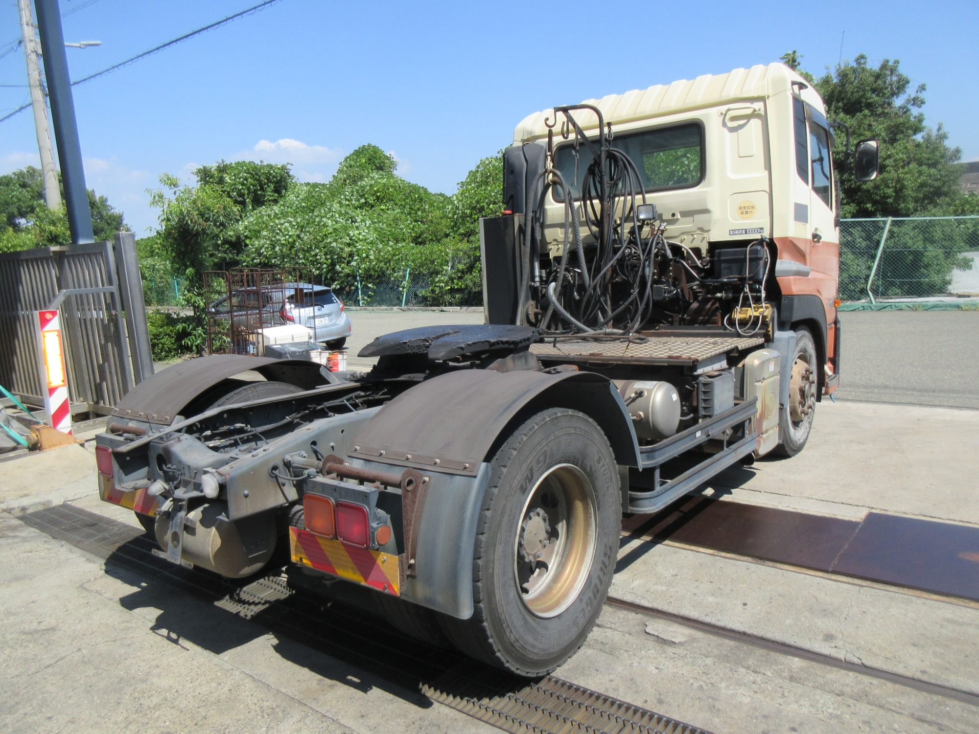 ダンプ用トラクタ