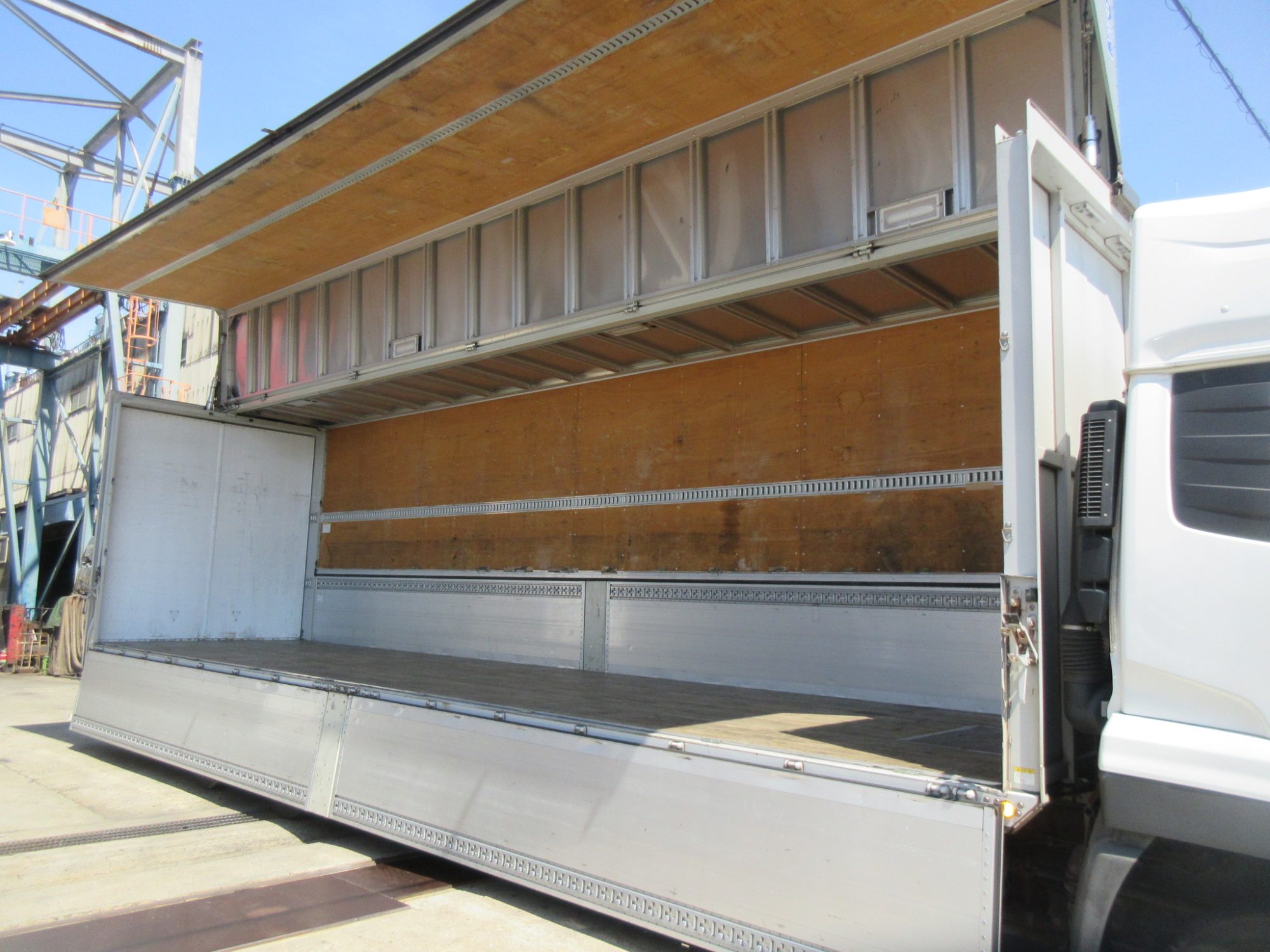 ハイルーフクオン4軸低床アルミウイング