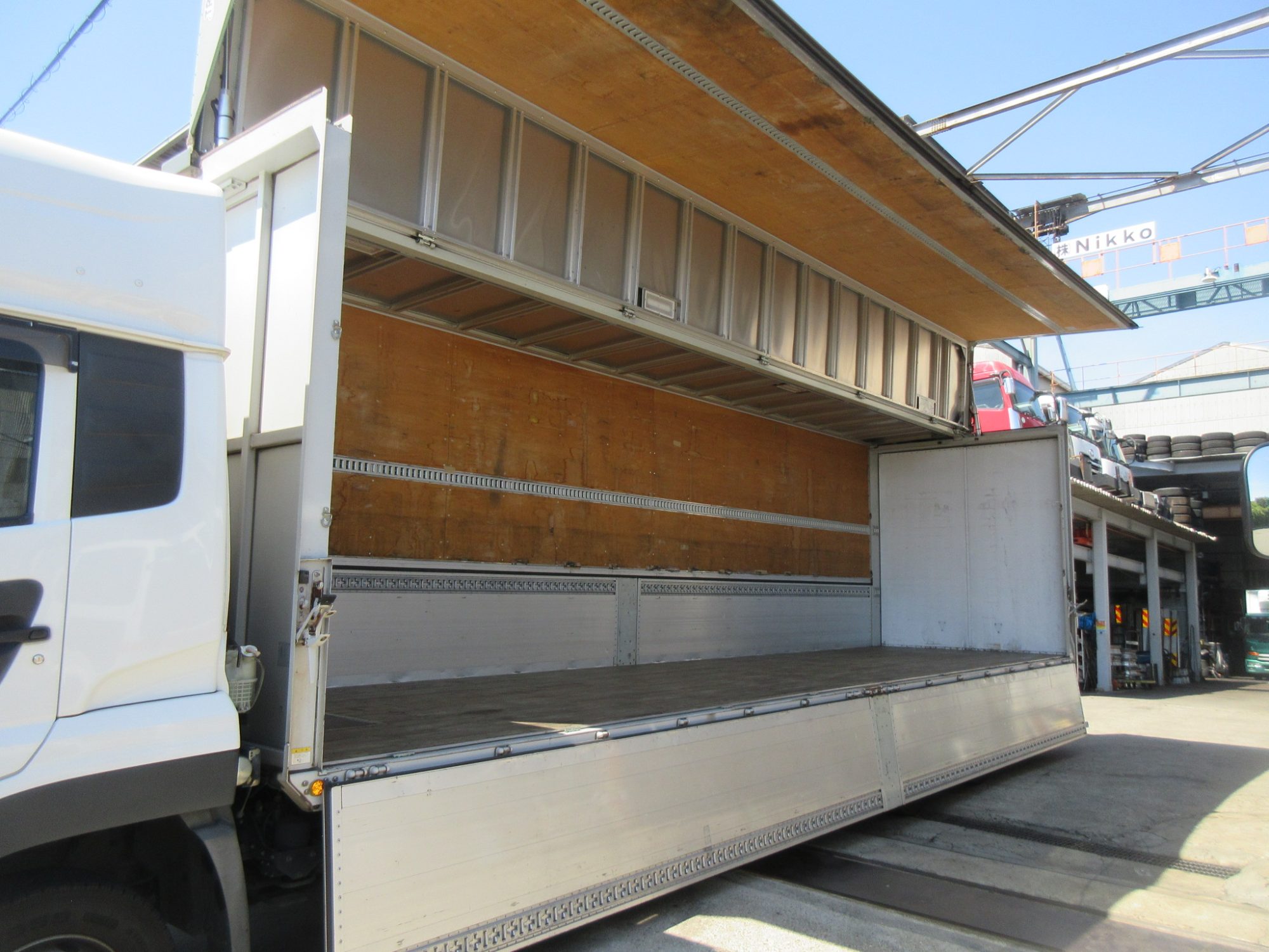 ハイルーフクオン4軸低床アルミウイング