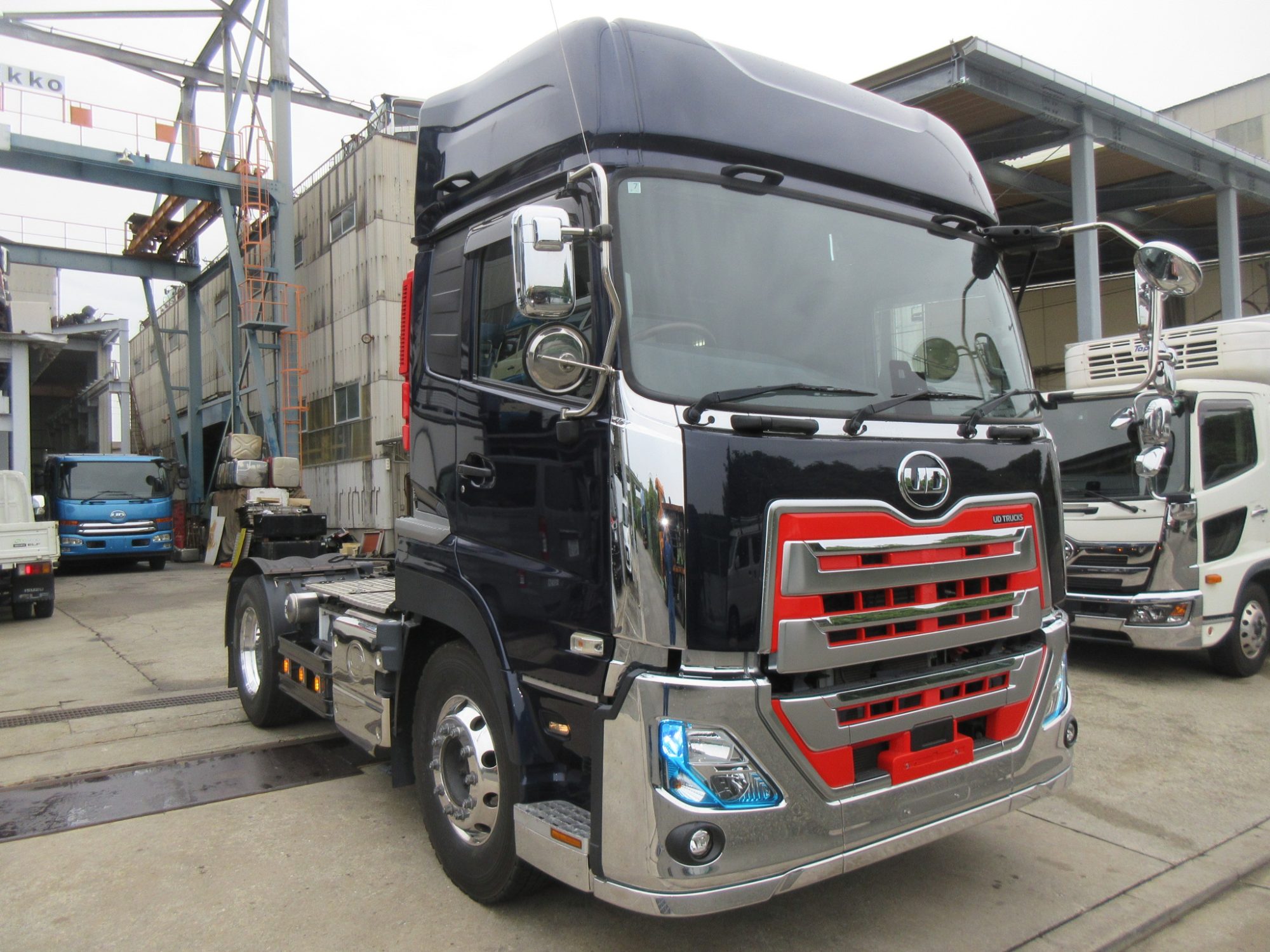 低走行ハイルーフトラクタ