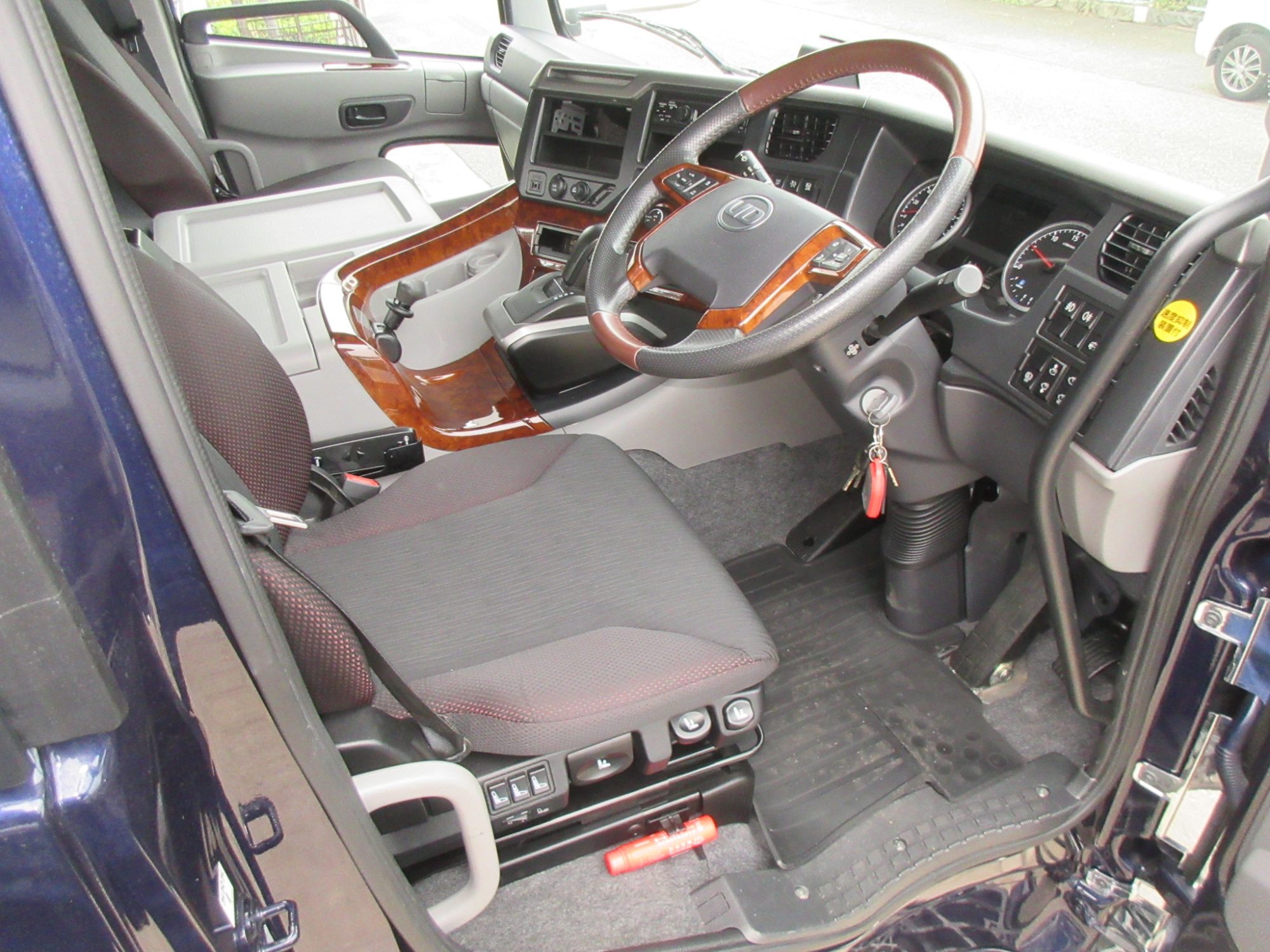 低走行ハイルーフトラクタ