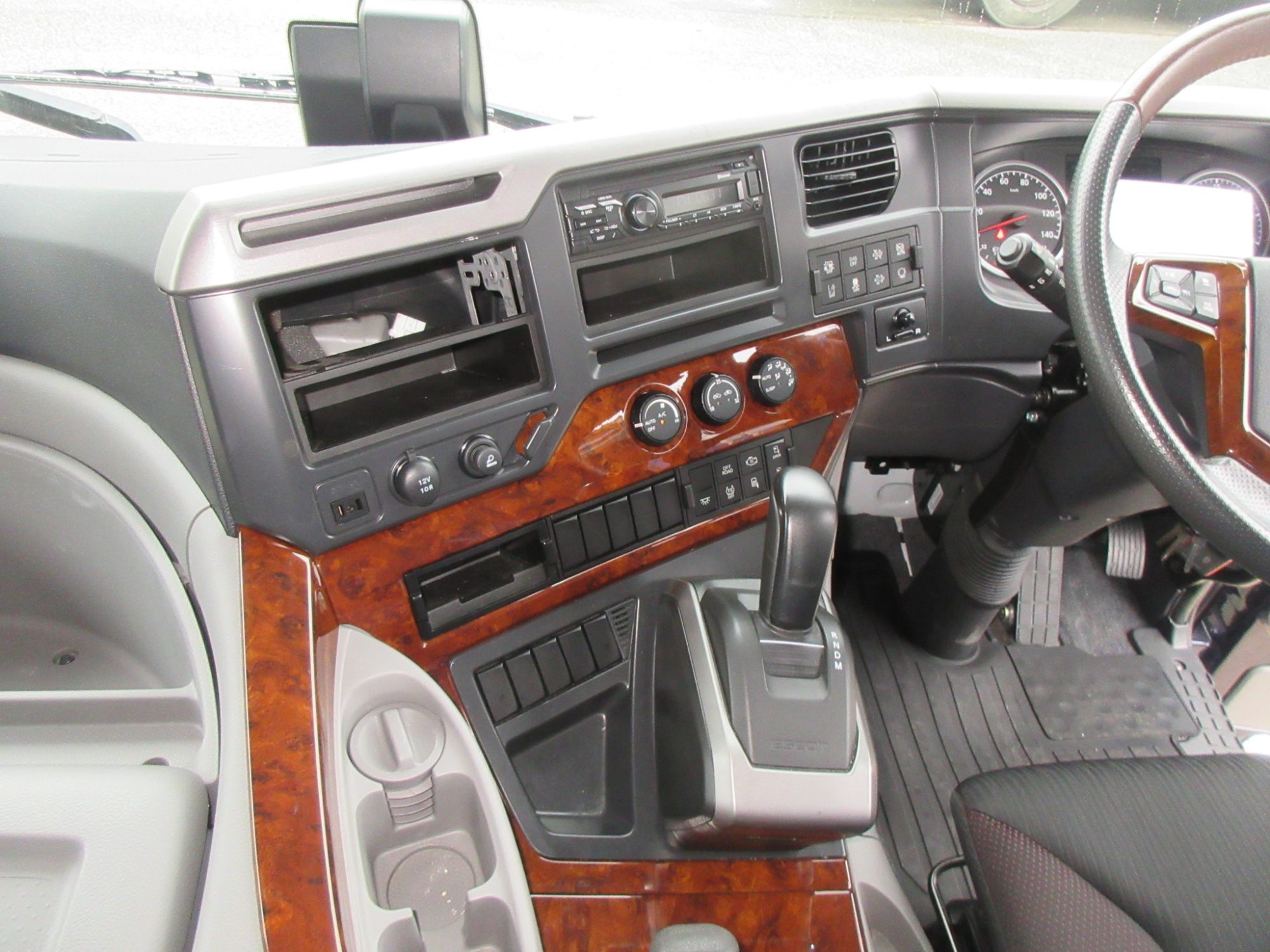 低走行ハイルーフトラクタ