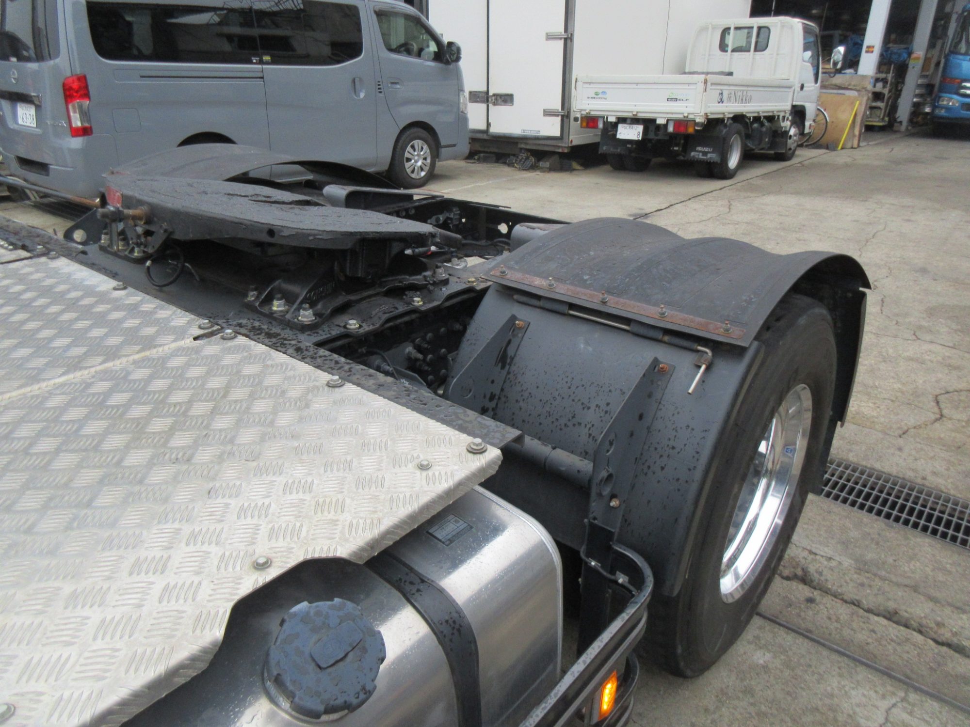 低走行ハイルーフトラクタ