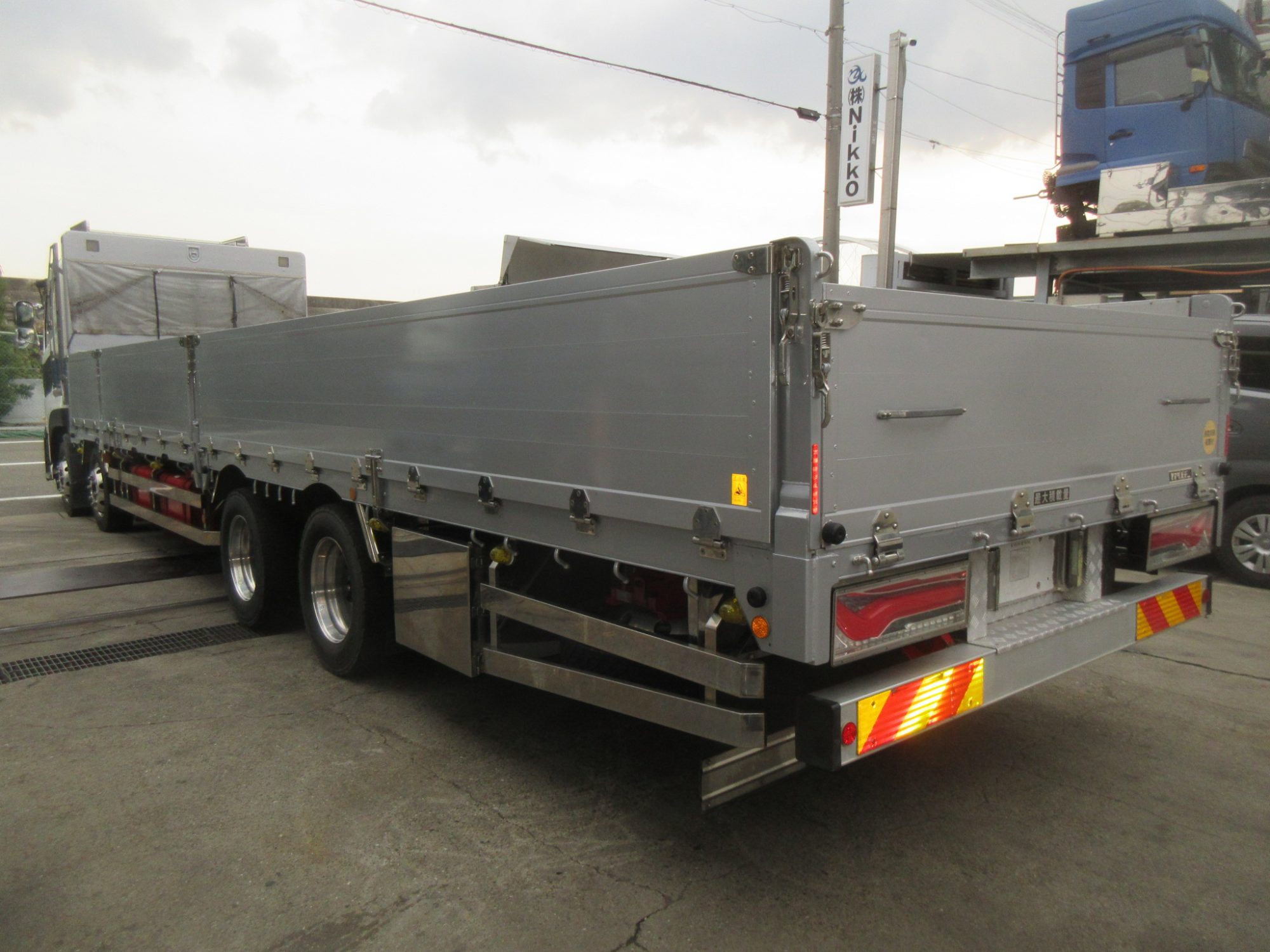 クオン4軸低床アルミ平車